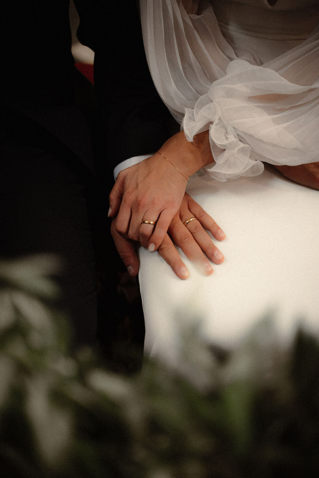 Fotografia di Arianna Macherelli, specializzata in Fotografia di Matrimonio, dettaglio delle mani degli sposi con anelli nuziali