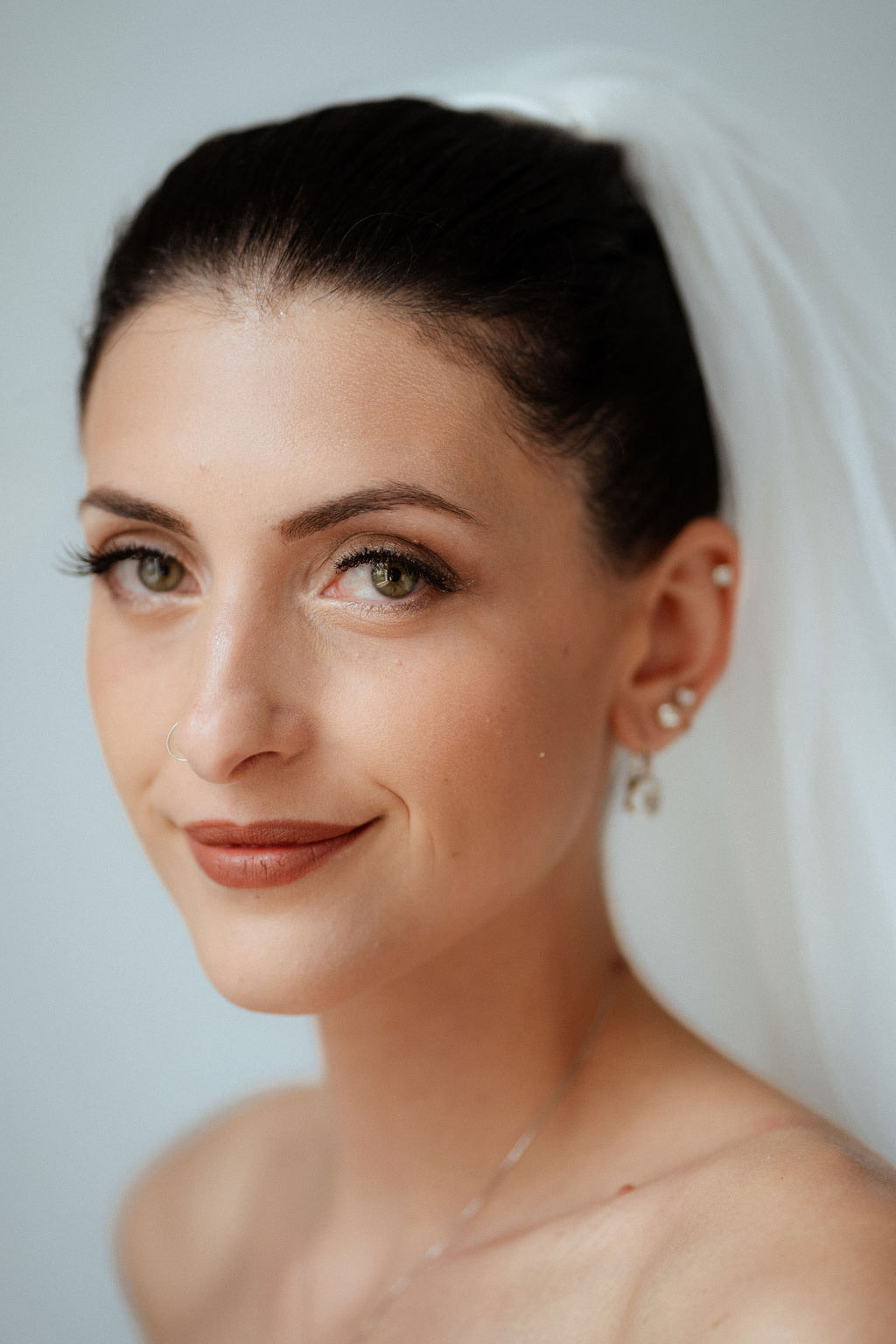 Fotografia di Arianna Macherelli, specializzata in Fotografia di Matrimonio, primo piano di sposa che sorride