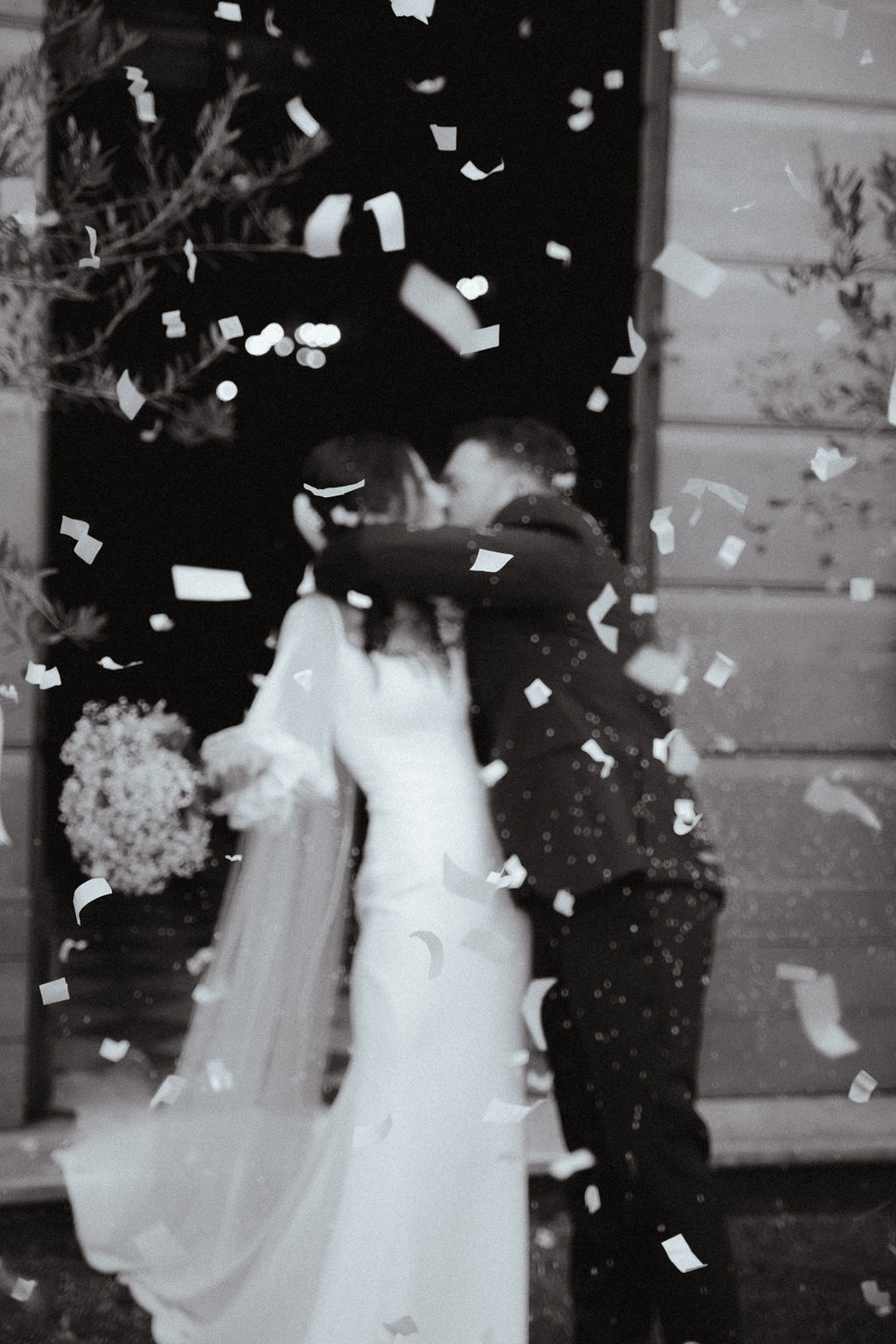 Fotografia di Arianna Macherelli, specializzata in Fotografia di Matrimonio, fotografia artistica sfocata dell'uscita dalla Chiesa degli sposi con lancio del riso