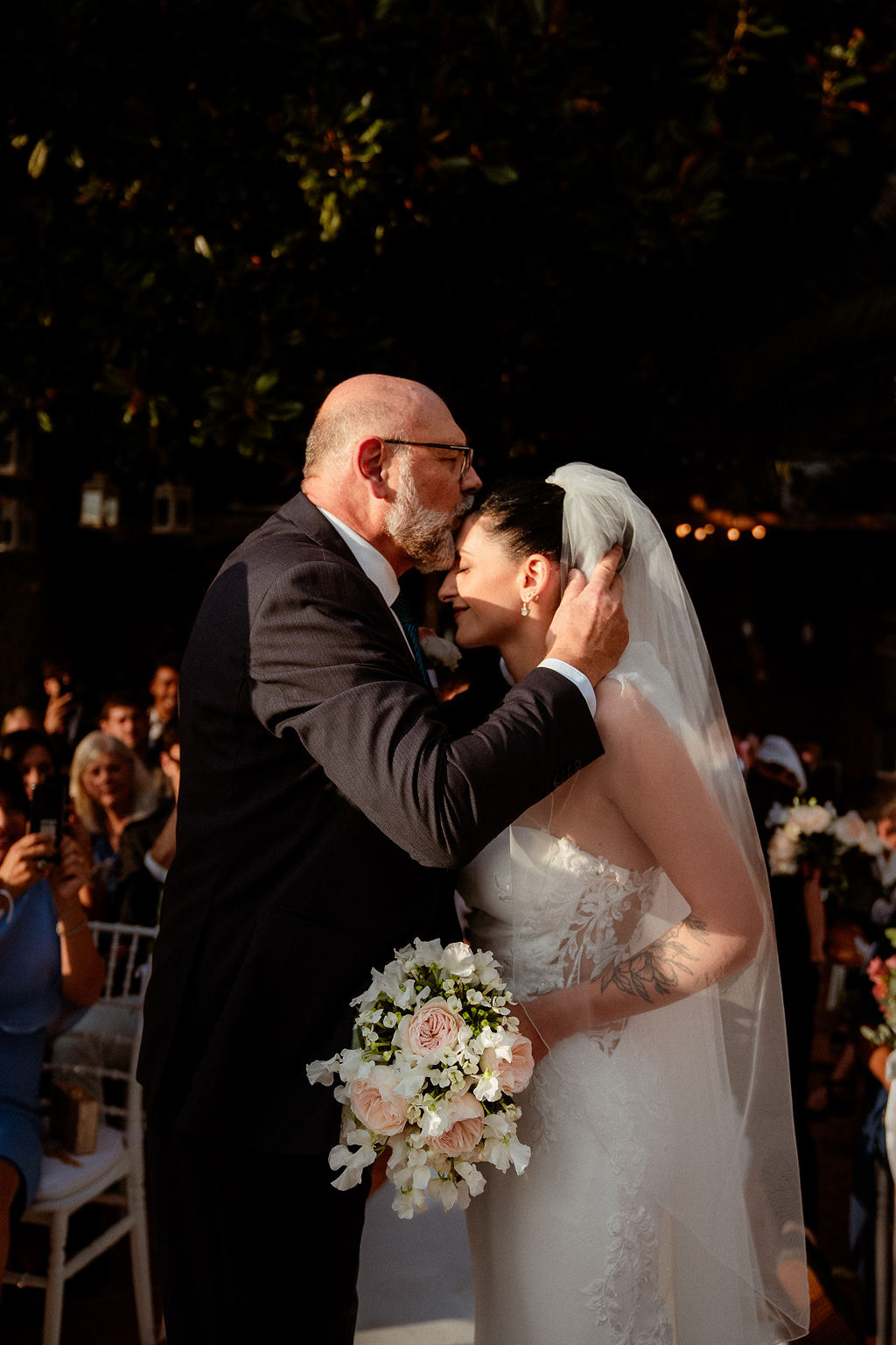 Fotografia di Arianna Macherelli, specializzata in Fotografia di Matrimonio, ritratto del padre della sposa mentre le da un bacio sulla fronte