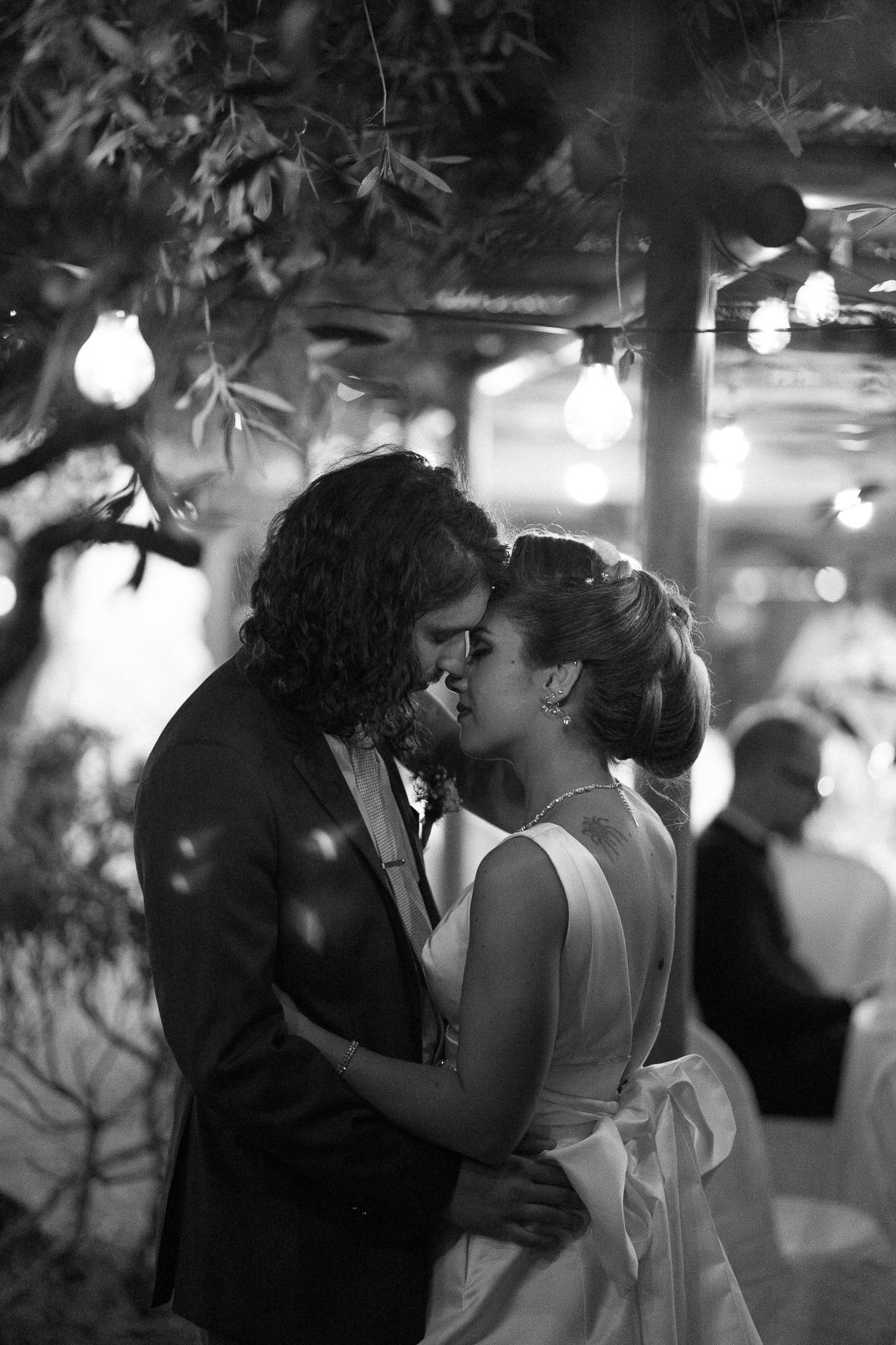 Fotografia di Arianna Macherelli, specializzata in Fotografia di Matrimonio, immagine in bianco e nero di due sposi che ballano in silenzio