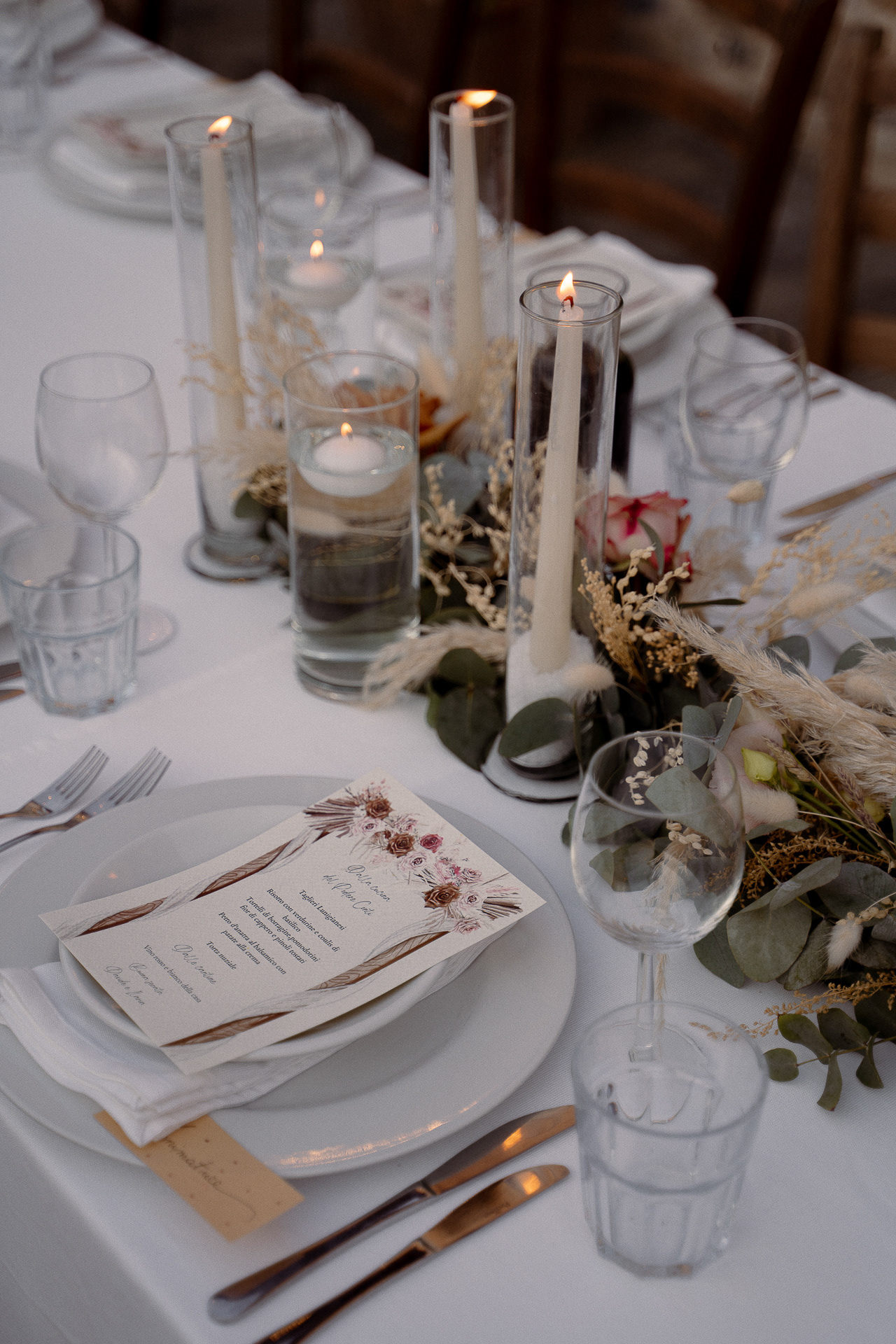 Fotografia di Arianna Macherelli, specializzata in Fotografia di Matrimonio, dettaglio di una tavola apparecchiata con menù e candele