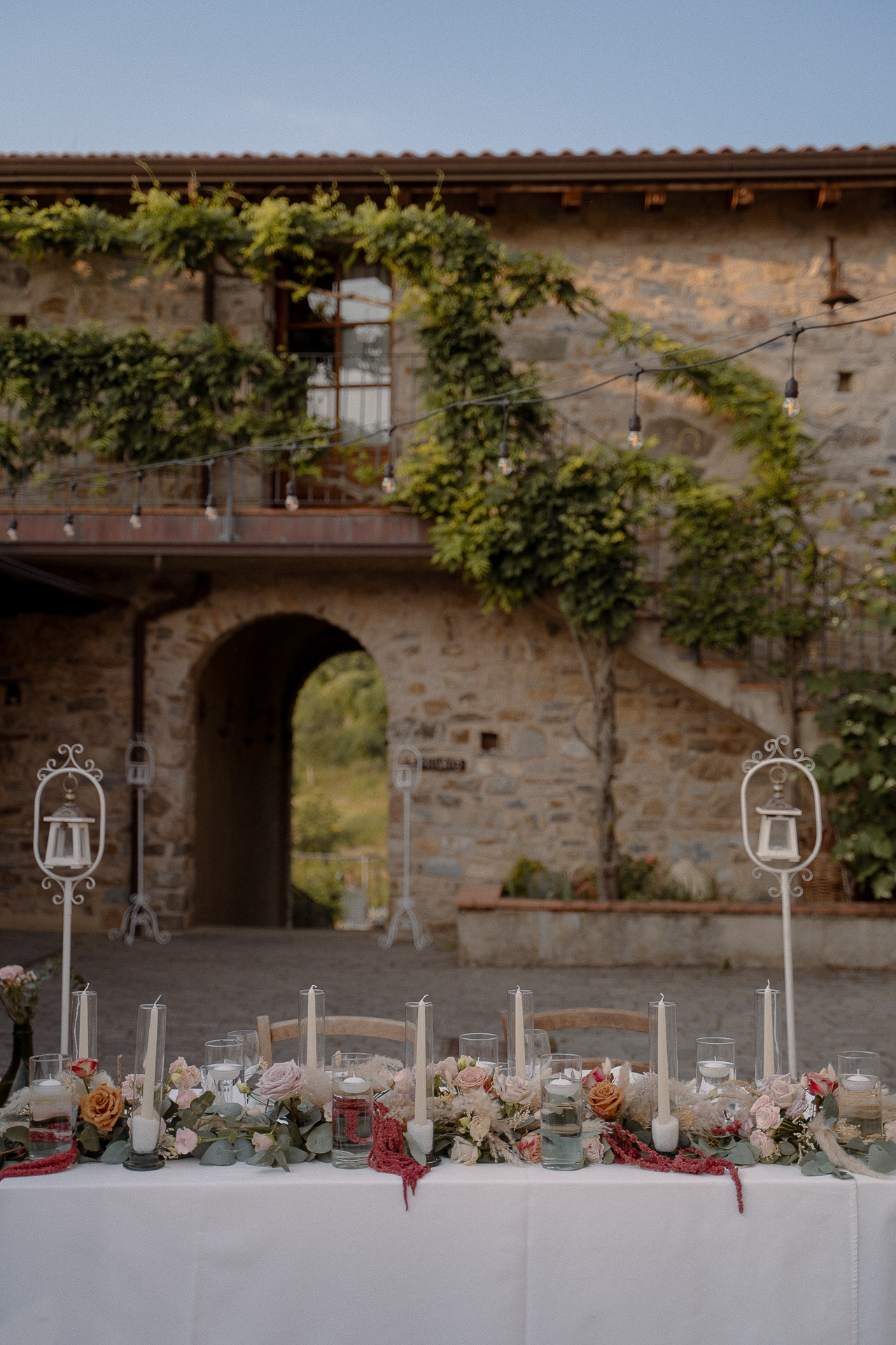 Fotografia di Arianna Macherelli, specializzata in Fotografia di Matrimonio, dettaglio di tavoli apparecchiati in un agriturismo rustico