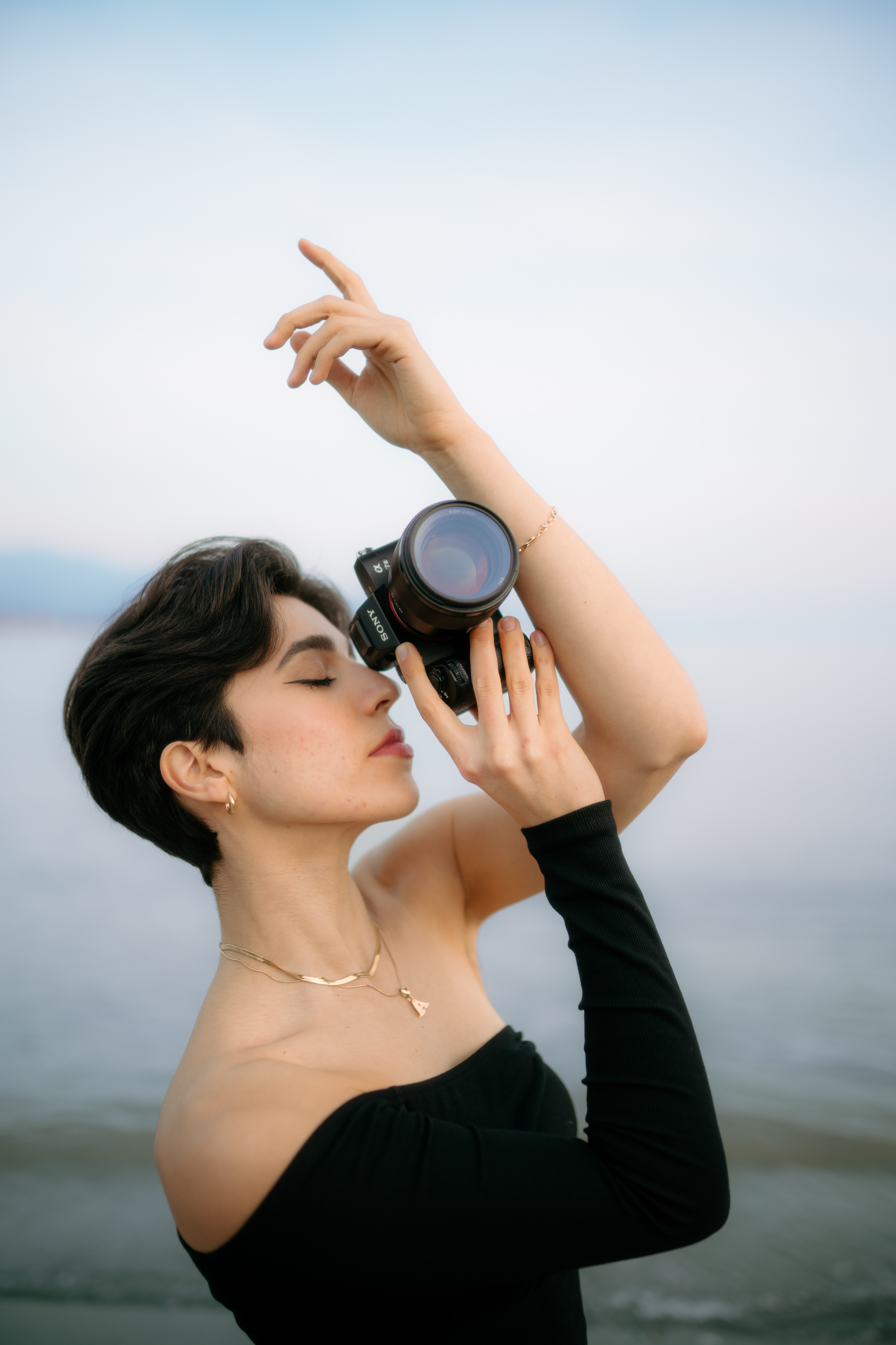Arianna Macherelli, fotografa professionista di Ritratti e Matrimonio, base Lucca, Toscana. Autoritratto, malinconico, blu, autentico, evocativo.
