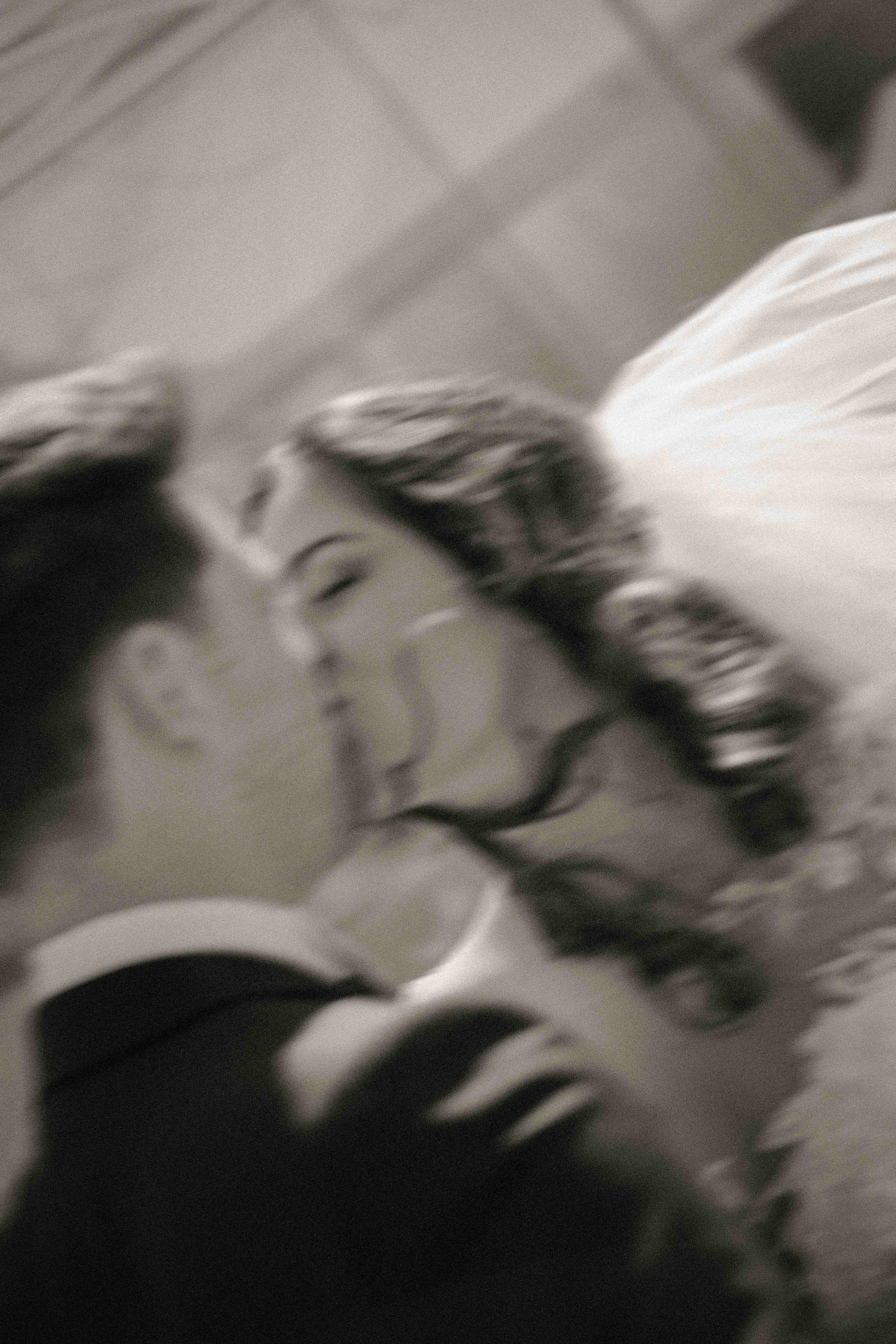 Fotografia di Arianna Macherelli, specializzata in Fotografia di Matrimonio, immagine artistica in bianco e nero sfocata del bacio degli sposi