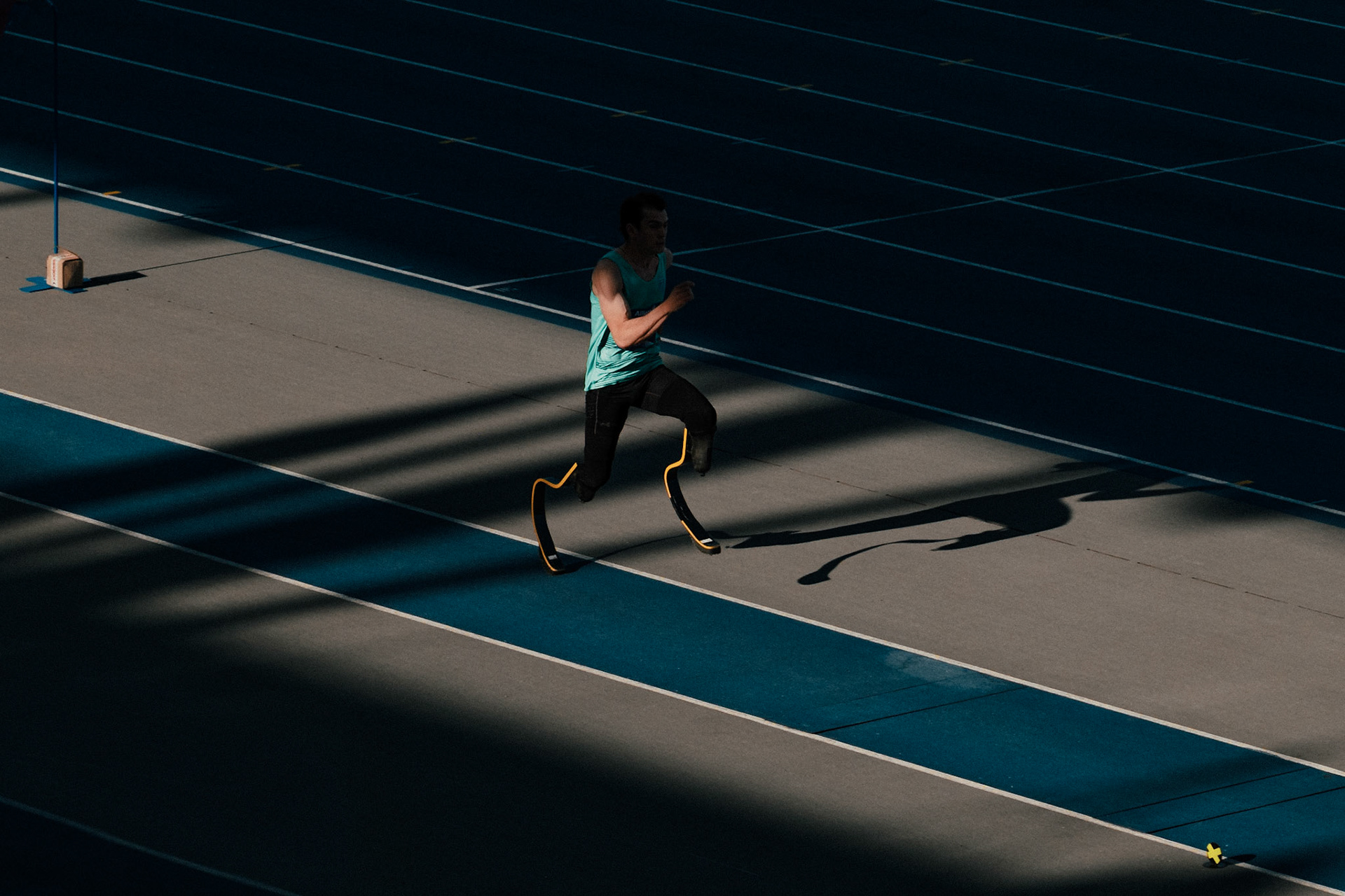 L'athléte Grec Stélios Malakopoulos en final du saut en longueur (catégorie T62) aux Championnats du monde de para athlétisme en juillet 2023 à Paris.