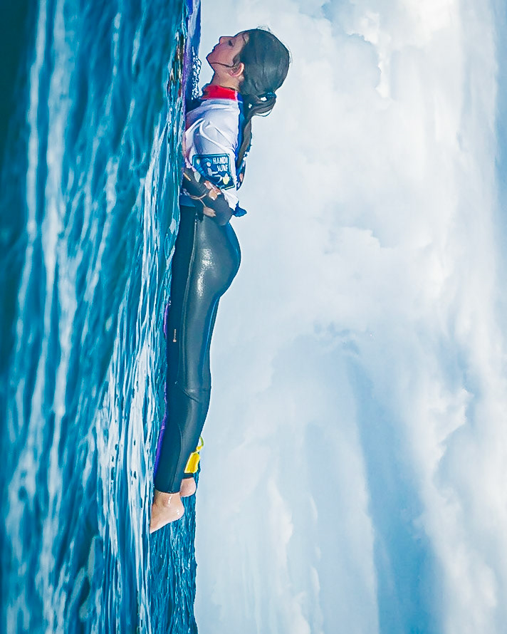 Valentine Moskoteoc lors des séléctions à Hossegor pour intégrer l'équipe de France de Para Surf en 2022 avant les mondiaux en CalifornieSous légende :  . Elle est originaire d Orleans et est non-voyante depuis sa naissance. Elle a demarre le surf grace a son papa Laurent. Ce dernier l a initie et elle a su evoluer plus rapidement avec l aide du le club de surf du Touquet. La surfeuse est tres sereine, calme a l eau. Elle suit sa scolarite dans une ecole classique. Grace a ses parents qui l’eduquent sans distinction avec leur autre fille sans handicap, elle mene une vie normale d’un enfant de son age, fait du velo, ecoute de la musique. Le fait de ne pas voir n’est pas frein. Avec son pere, ils ont fait 800 km pour etre presents lors de ce stage. Photographie de Romain de Sigalas / Hans Lucas.
