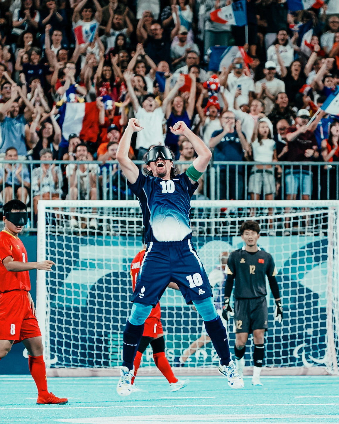 Le capitaine de l'équipe de France, Frédéric Villeroux célébrant son but contre la Chine en match de poule du tournoi paralympique de Cécifoot à Paris.