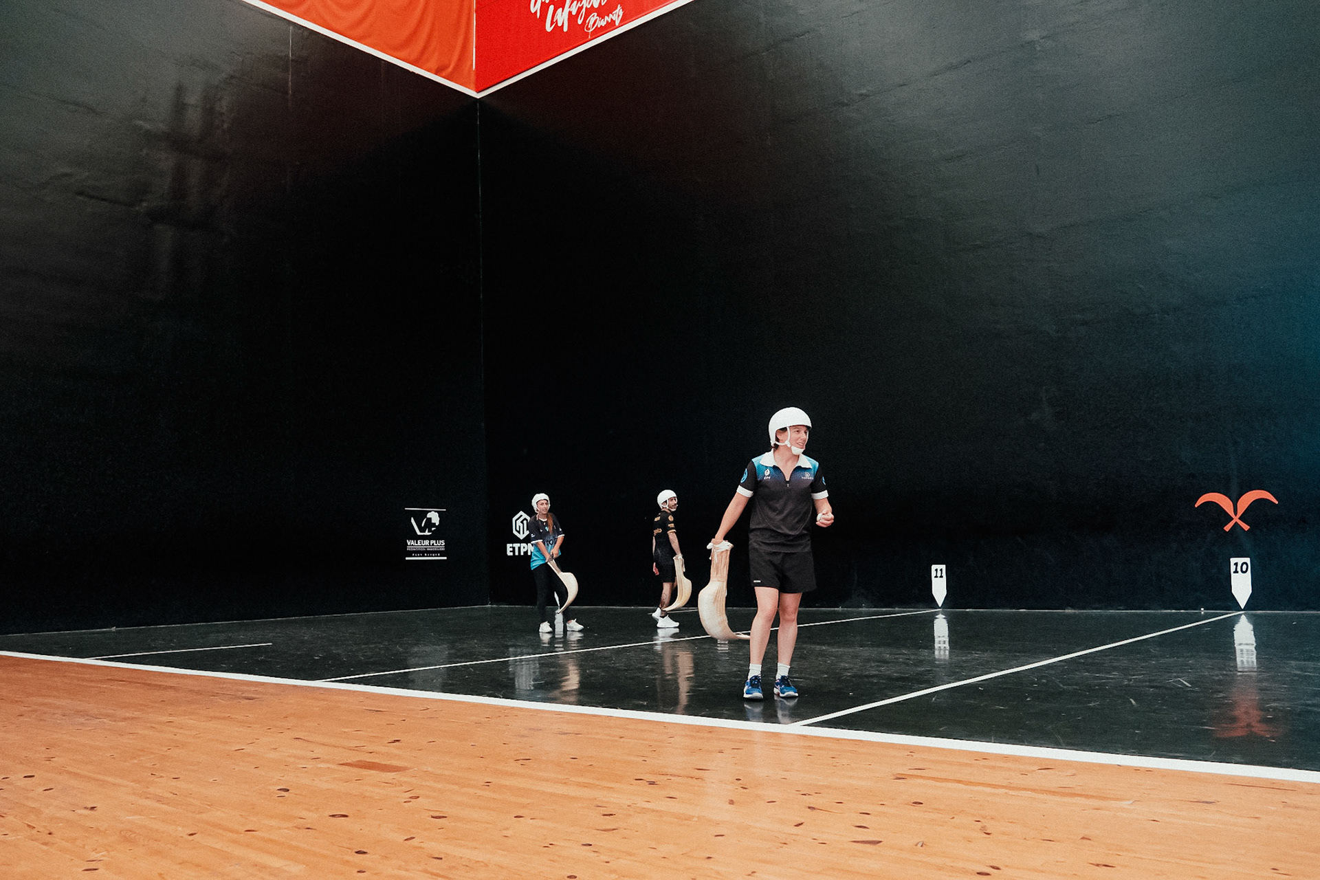 France, Bayonne, 2023-06-15. Basque pelota, a history of transmission in a sport with a long tradition. Discover the diversity of pelota with female players et with the French team's handi pelota section. Mixed training at the Cesta Punta on the Biarritz Athletic Club s Jai-alai (from the Basque jai alai, "joyful party"). Photograph by romain de sigalas / hans lucas. France, bayonne, 2023-06-15. La pelote Basque, une histoire de transmission dans un sport de longue tradition. A la rencontre de la diversite de la pelote avec les joueuses et egalement la section handi pelote de l equipe de France. Entrainement mixte a la Cesta Punta sur le  Jai-alai (du basque jai alai, « fete joyeuse »)  du Biarritz Athlétic Club. Photographie de romain de sigalas / hans lucas.