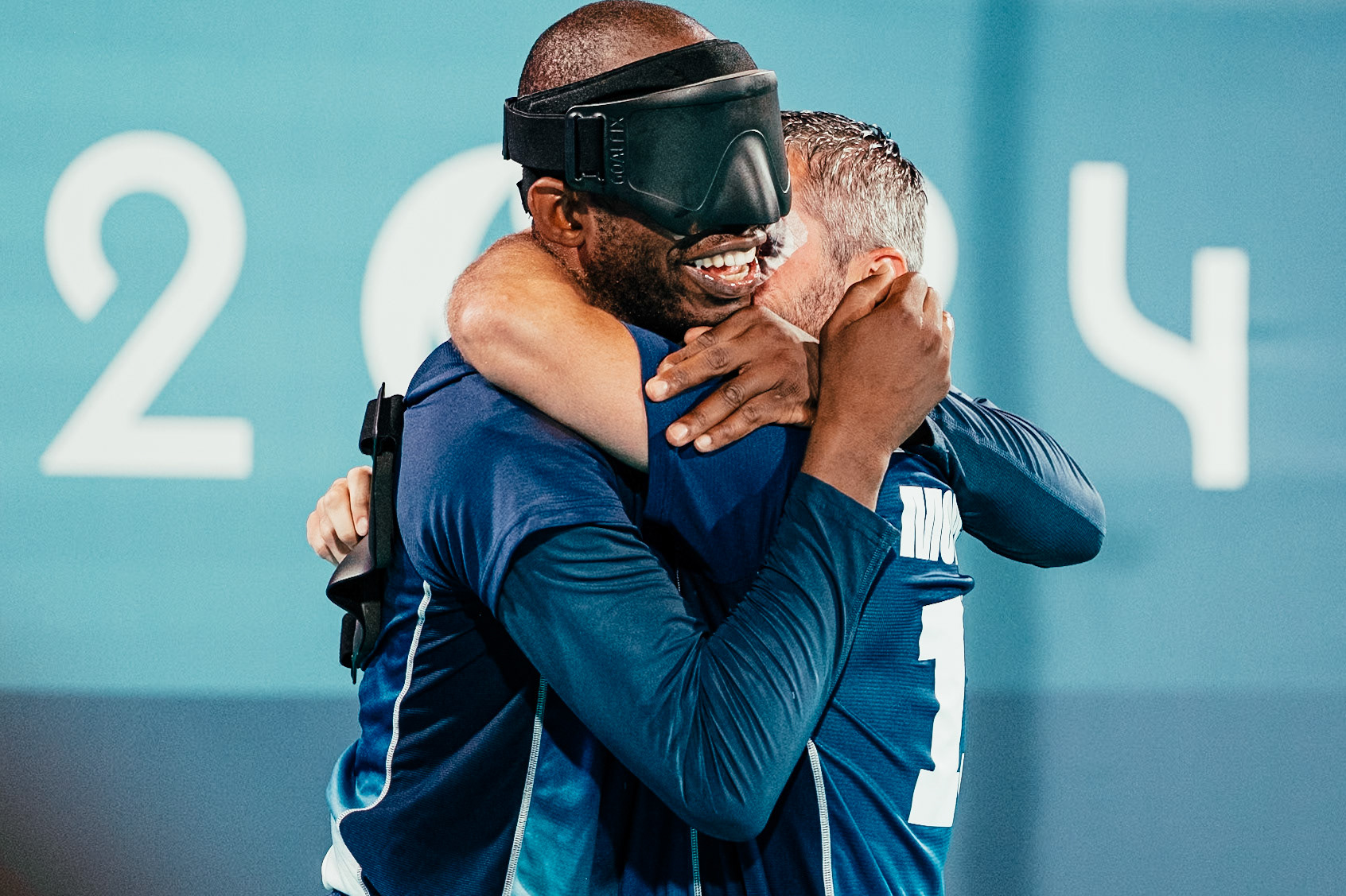 Mickaël MIGUEZ et Yvan Wouandji en pleine joie après la victoire de l'équipe de France de Cécifoot contre l'Argentine aux jeux paralympiques de Paris.