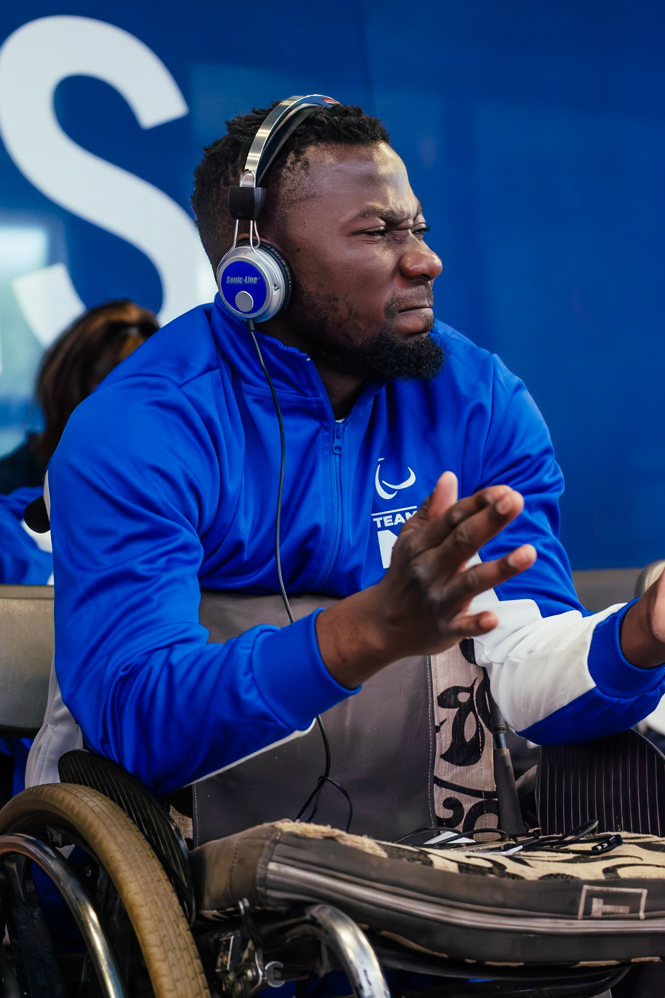 Mateus Angula, nageur Namibien en train d encourager les autres nageurs en 2023 lors des Citi Para Swimming Word Series en France