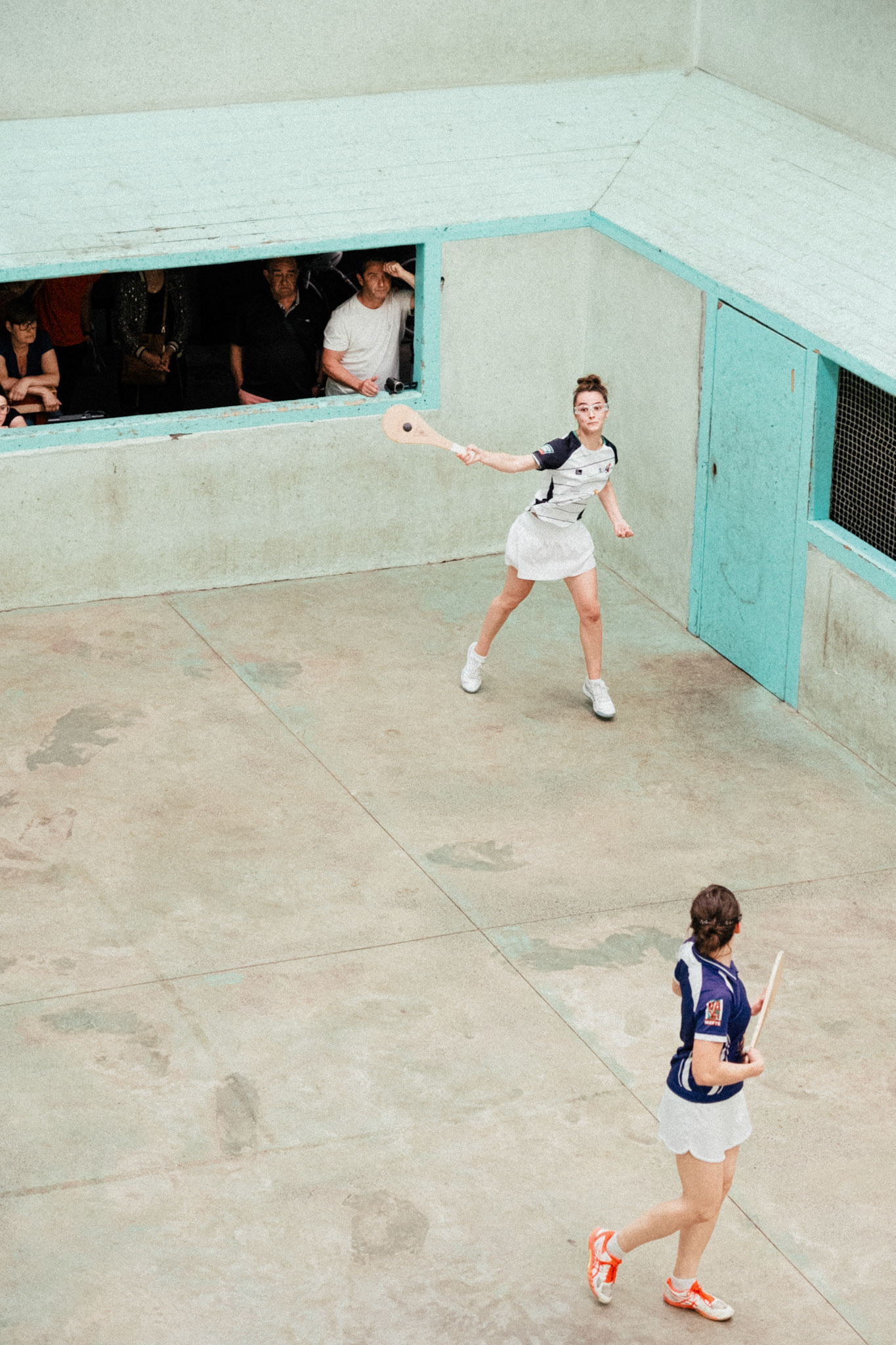France, Bayonne, 2023-06-15. Basque pelota, a history of transmission in a sport with a long tradition. Discover the diversity of pelota with female players et with the French team's handi pelota section. Marie Goyenetche plays at the back. She has a better vision of the game than her team-mate Ania Oronoz, who plays up front. She moves according to her forward position. One of the qualities of the fullback is her vision of the game and her ability to throw in from the back. Photograph by romain de sigalas / hans lucas. France, bayonne, 2023-06-15. La pelote Basque, une histoire de transmission dans un sport de longue tradition. A la rencontre de la diversite de la pelote avec les joueuses et egalement la section handi pelote de l equipe de France. Marie Goyenetche joue a l arriere. C'est elle qui a une plus grande vision du jeu que sa coequipiere Ania Oronoz que joue à l avant. Elle bouge en focntion de son avant. Une des qualité de l arriere est sa vision du jeu et sa force pour relancer du fond. Photographie de romain de sigalas / hans lucas.
