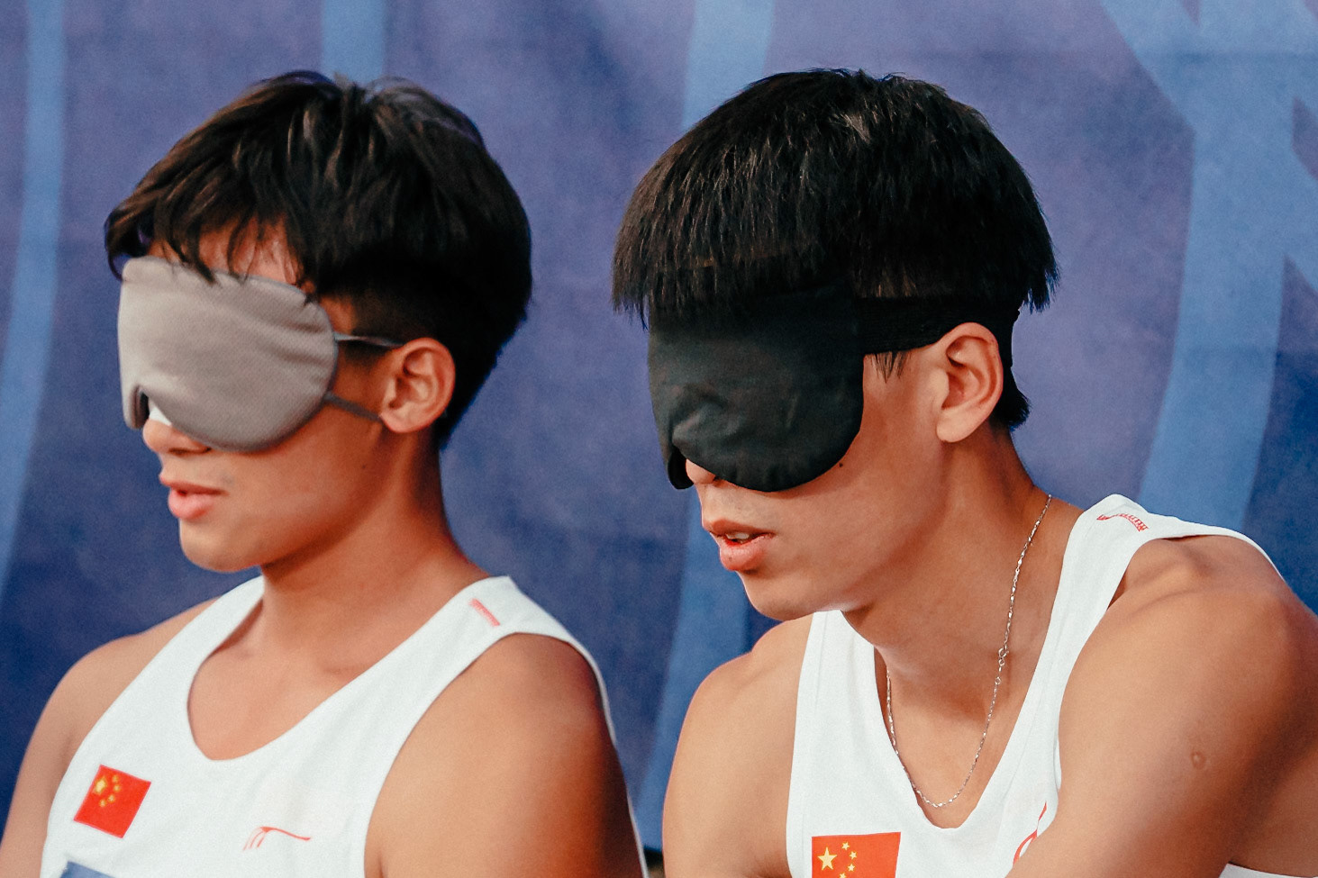 L'athlète Chinois Di Dongdong avec un de ses coéquipiés avant son saut en longeur catégorie T11 aux championnats du monde de para athléltisme en juillet 2023 à Paris.