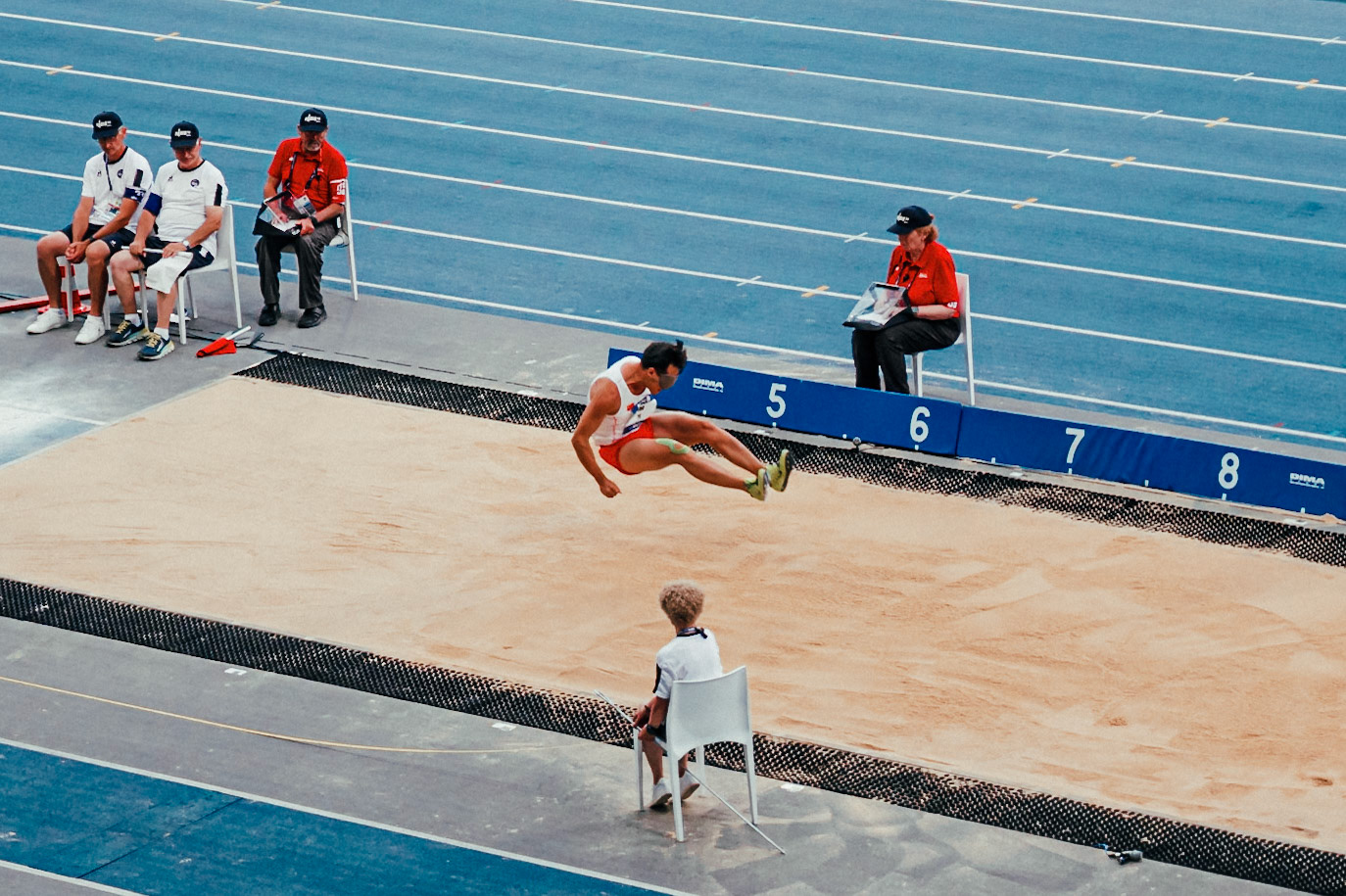 L'athéte Chinois Di Dongdong réalise son saut en longeur à 6,38m en catégorie T11 aux championnats du monde de para athéltisme en juillet 2023 à Paris