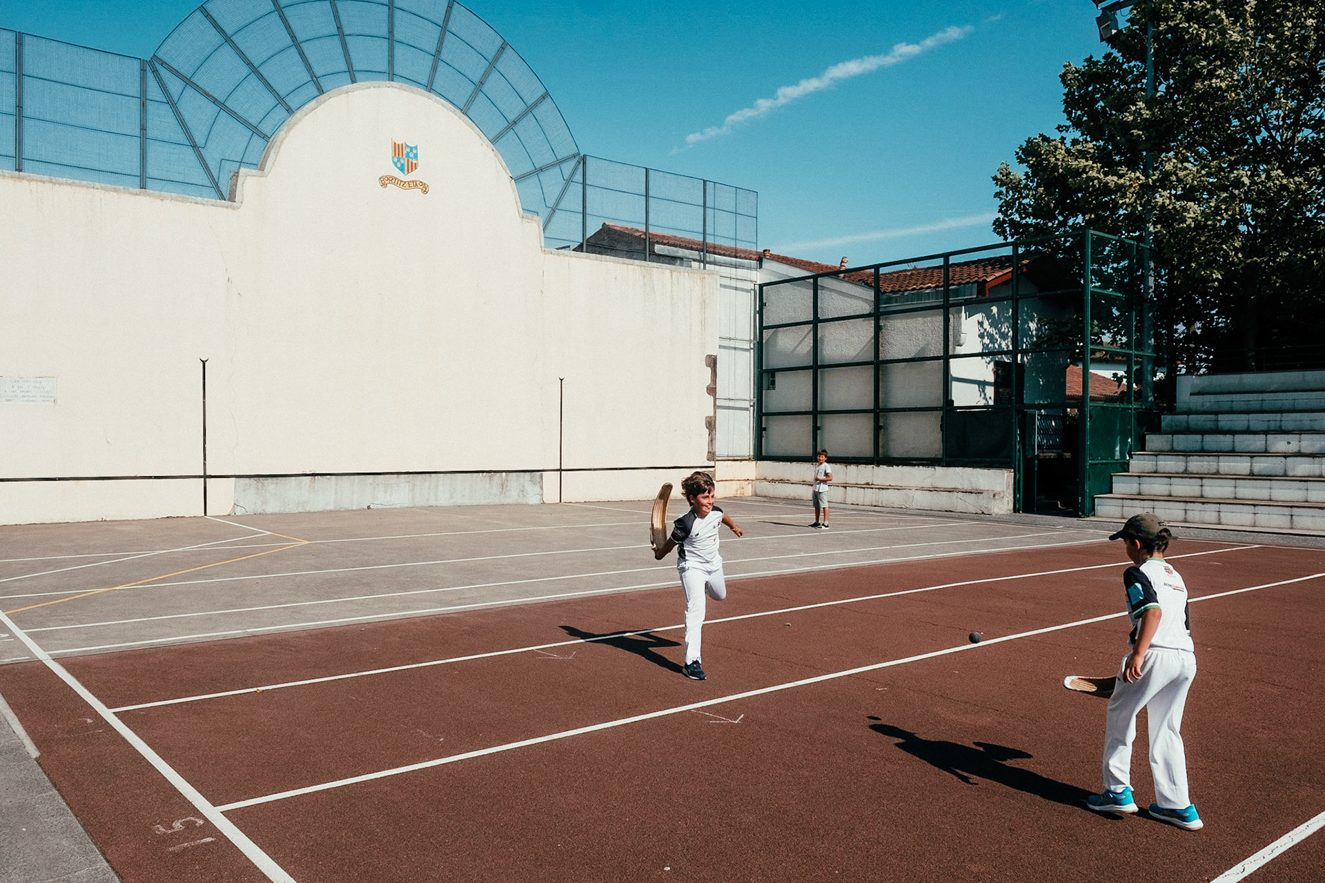 France, Bayonne, 2023-06-15. Basque pelota, a history of transmission in a sport with a long tradition. Discover the diversity of pelota with female players et with the French team's handi pelota section. Pre-match training. Photograph by romain de sigalas / hans lucas. France, bayonne, 2023-06-15. La pelote Basque, une histoire de transmission dans un sport de longue tradition. A la rencontre de la diversite de la pelote avec les joueuses et egalement la section handi pelote de l equipe de France. A l entrainement avant le match. photographie de romain de sigalas / hans lucas.