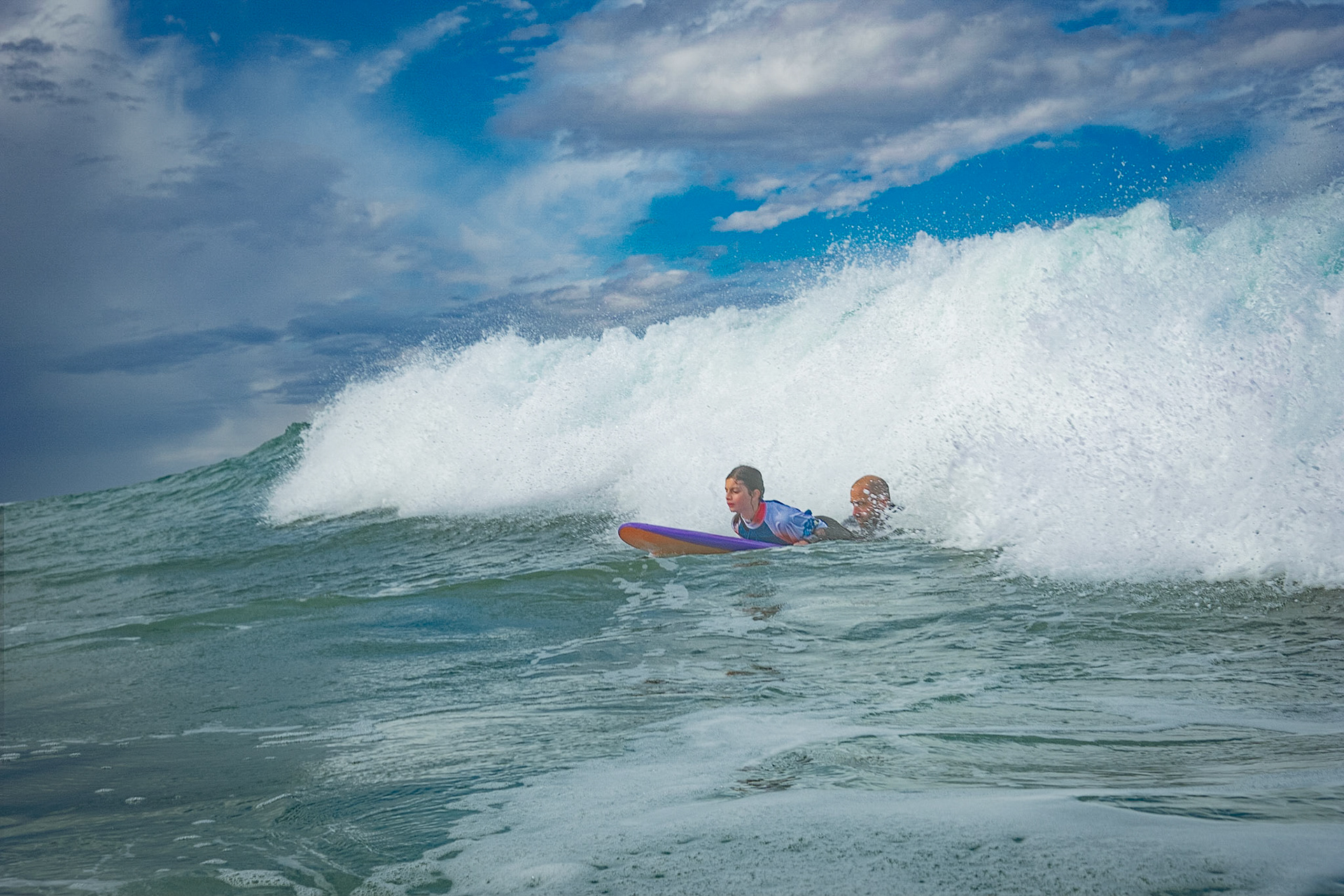France, Hossegor, 2022-09-25. Selection camp for the French para surf team for the world championships. Participating in the selections for the Worlds in California in the blind category. Valentine Moskoteoc and her father traveled 800 km to be there. Photograph by Romain de Sigalas / Hans Lucas.France, Hossegor, 2022-09-25. Camp de selection de l'equipe de France de para surf pour les championnats du monde. Participante aux selections des mondiaux en Californie dans la categorie non-voyant. Valentine Moskoteoc et son papa ont fait 800 km pour être là. Photographie de Romain de Sigalas / Hans Lucas.