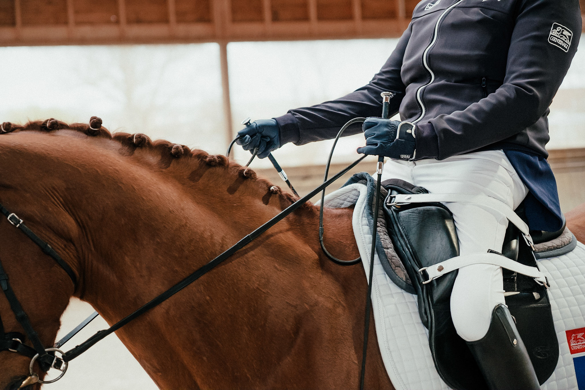 Céline Gerny membre de l'équipe de France de para equestre à l'échauffement avec Rhapsodie au Cadre Noir de Saumur.