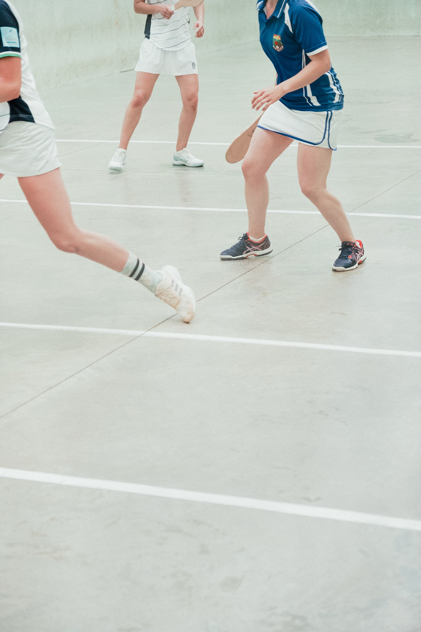 France, Bayonne, 2023-06-15. Basque pelota, a history of transmission in a sport with a long tradition. Discover the diversity of pelota with female players et with the French team's handi pelota section. Quick footwork is essential to counter your opponent's pala strikes. Photograph by romain de sigalas / hans lucas. France, bayonne, 2023-06-15. La pelote Basque, une histoire de transmission dans un sport de longue tradition. A la rencontre de la diversite de la pelote avec les joueuses et egalement la section handi pelote de l equipe de France. Le jeu de jambe rapide est indispensable pour anticper les coups de pala de l adversaire. Photographie de romain de sigalas / hans lucas.