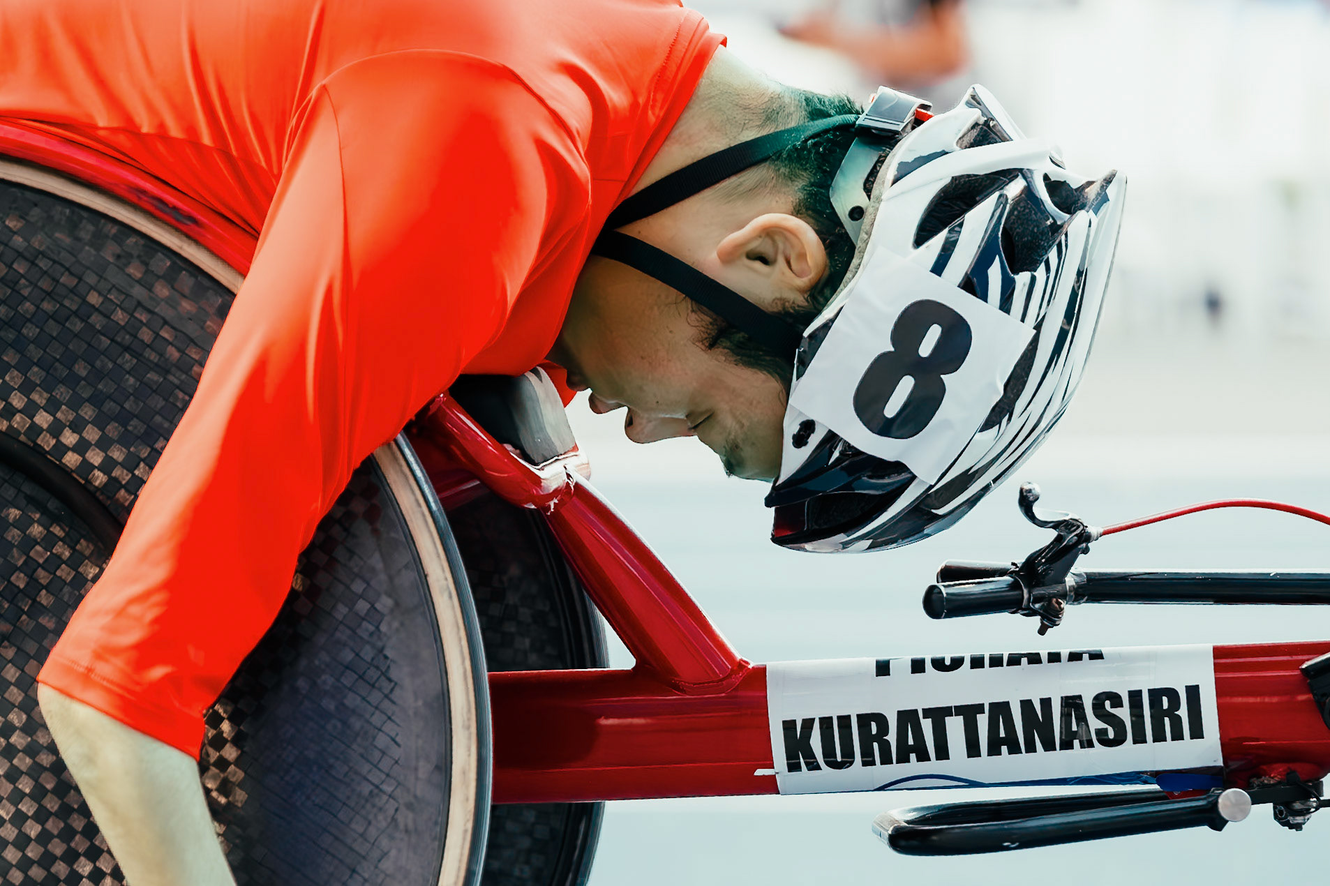 Pichaya Kurattanasiri en pleine concentration avant la finale du sprint fauteuil sur 400 m aux championnats du monde de para athlétisme en juillet 2023 à Paris