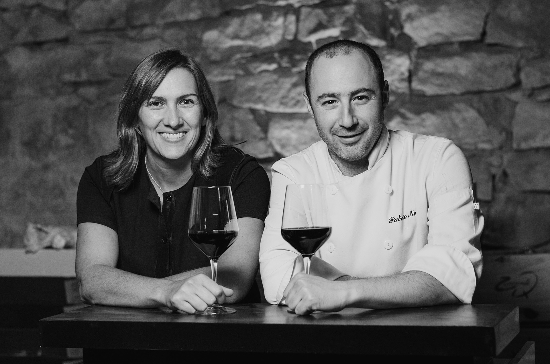 Fotografía de Fernanda Sarasa y Patricio Negro de Sarasanegro realizada por el fotógrafo Sebastián Vecchi en Mar del Plata