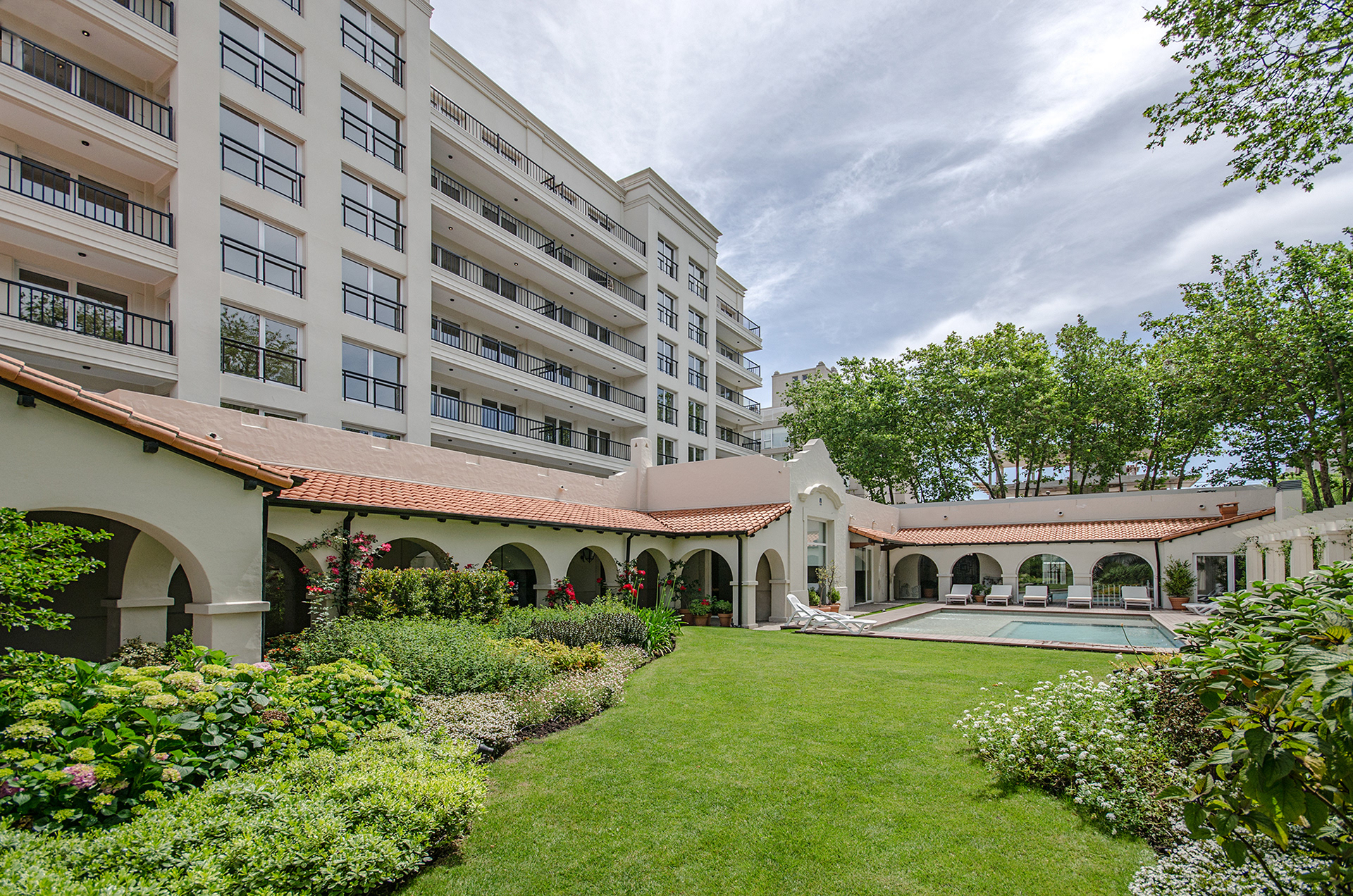 Fotografías del edificio Dumbledor Villa Lobos realizadas en la ciudad de Mar del Plata por el fotógrafo Sebastián Vecchi