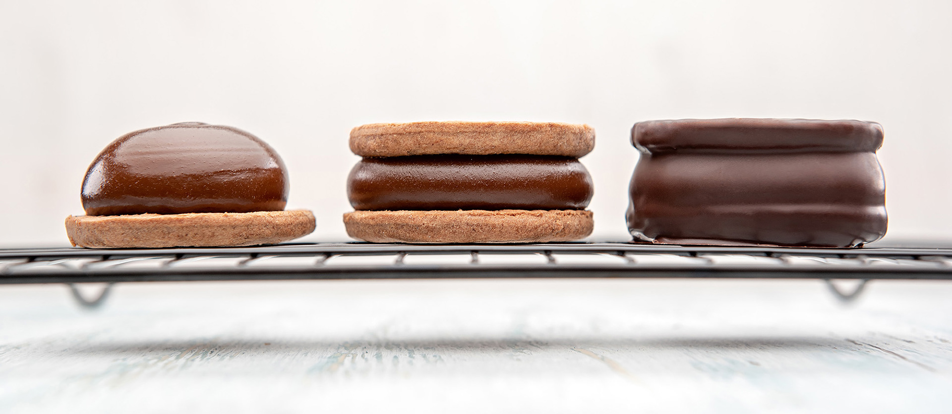 Fotografía del proceso de producción de los alfajores Guolis de la ciudad de Balcarce, trabajo realizado por el fotógrafo Sebastián Vecchi en Mar del Plata junto a Mariana Maru Vetere en el Food Styling