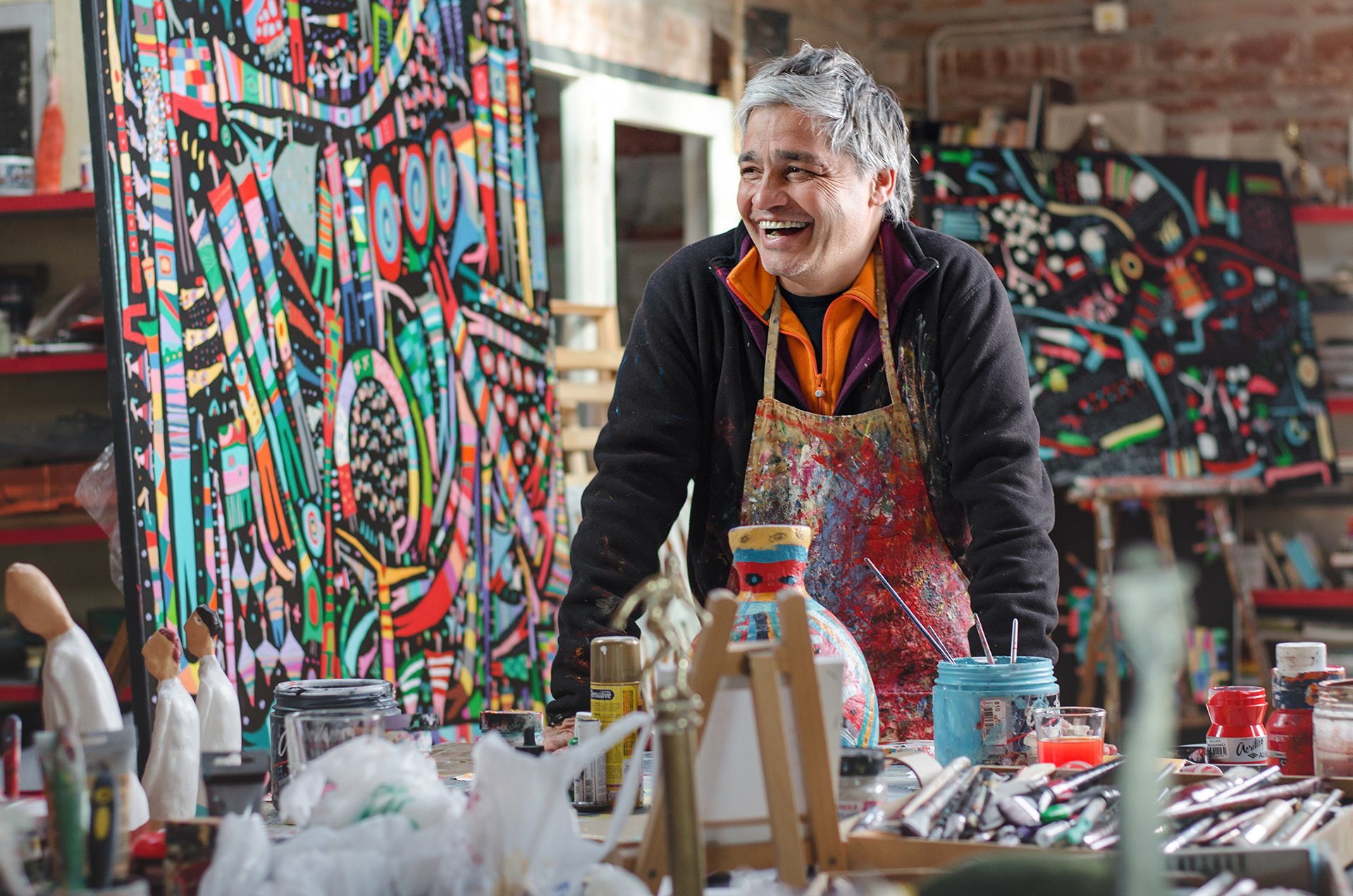 Fotografía del artista plástico Felipe Gimenez en su estudio fotografía realizada por Sebastián Vecchi fotógrafo Mar del Plata
