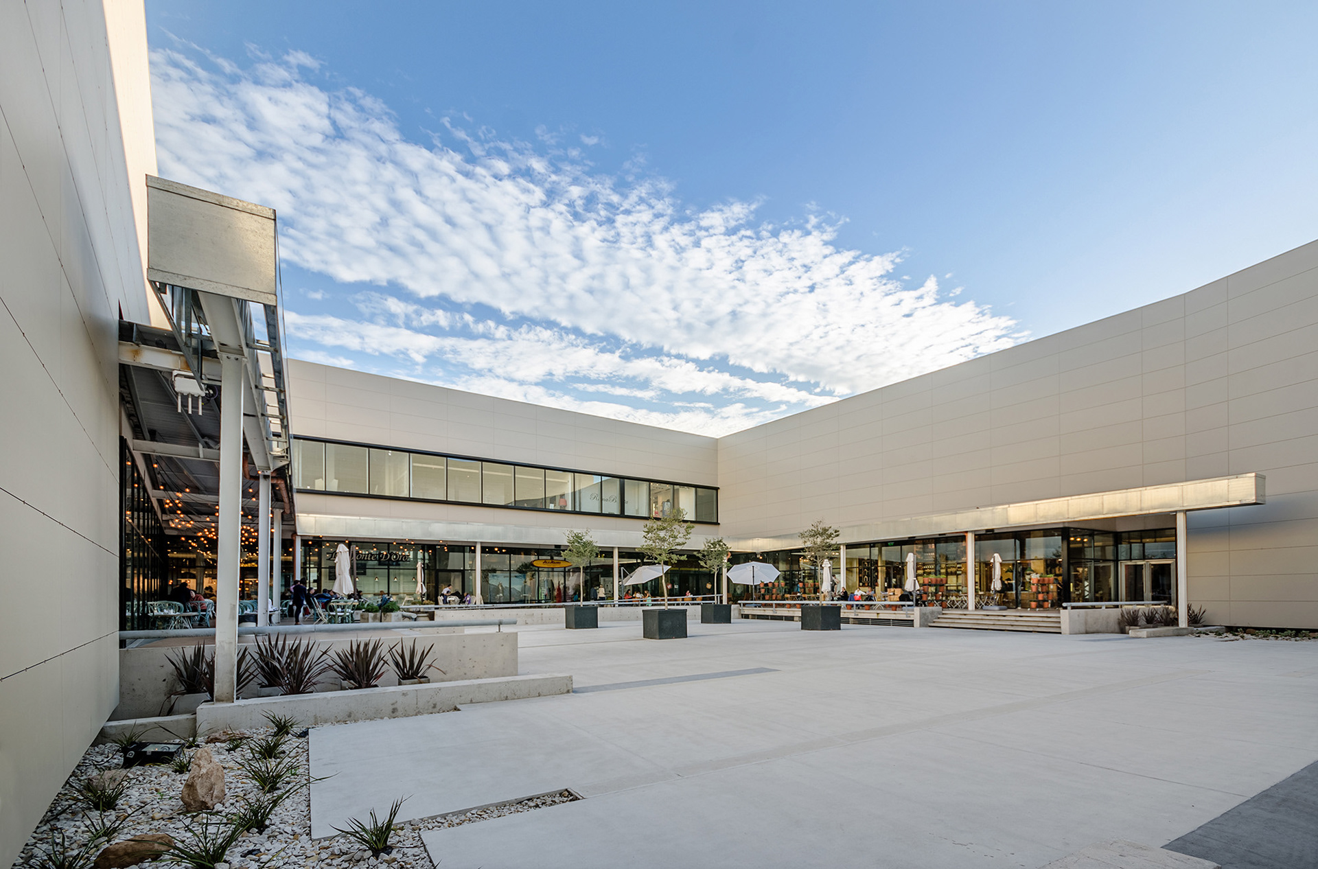 Fotografías del Paseo Aldrey realizadas en la ciudad de Mar del Plata por el fotógrafo Sebastián Vecchi para Urbatek Porcelanosa