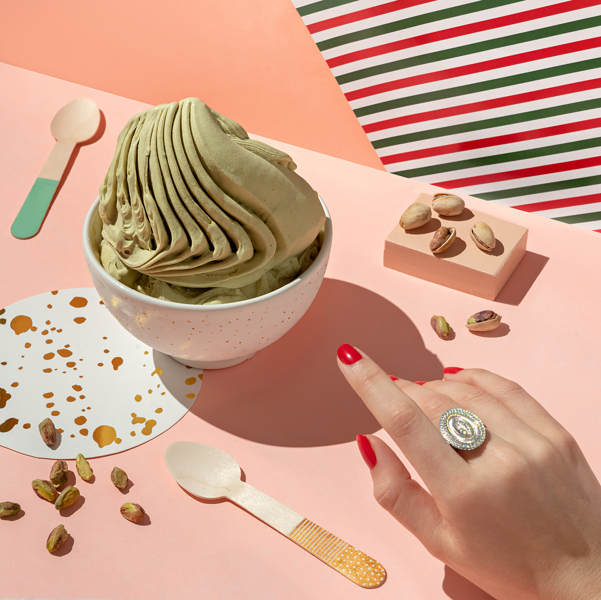 Cremas heladas Lucciano's, sabor pistacchio, fotografía gastronómica publicitaria para redes sociales con estilo pop, fotos realizadas por Sebastián Vecchi, food styling realizado por Mariana Maru Vetere en la ciudad de Mar del Plata