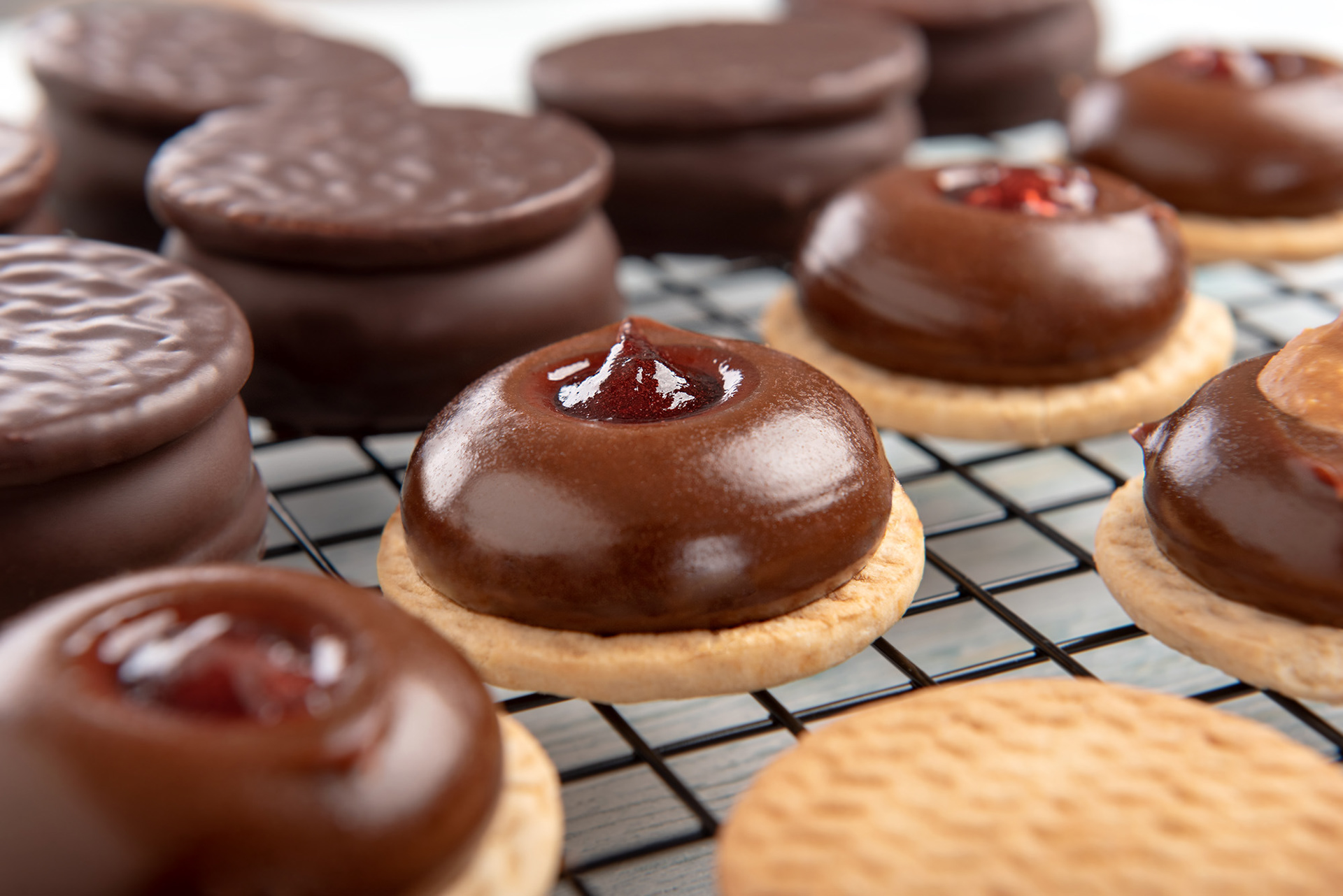 Fotografía del proceso de producción de los alfajores Guolis de la ciudad de Balcarce, trabajo realizado por el fotógrafo Sebastián Vecchi en Mar del Plata junto a Mariana Maru Vetere en el Food Styling