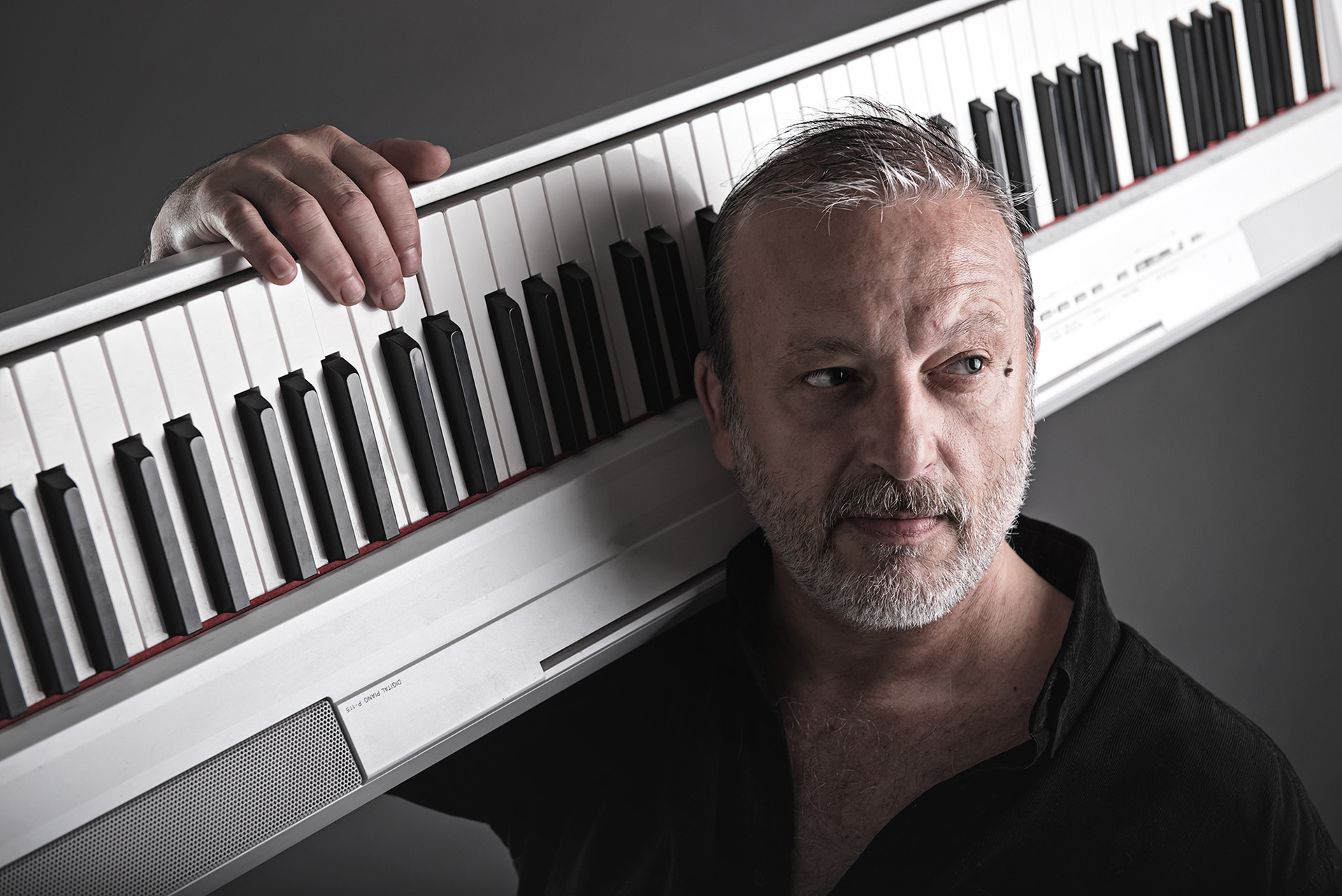 Fotografía del artista Luis Reales realizada por el fotógrafo Sebastián Vecchi en Mar del Plata