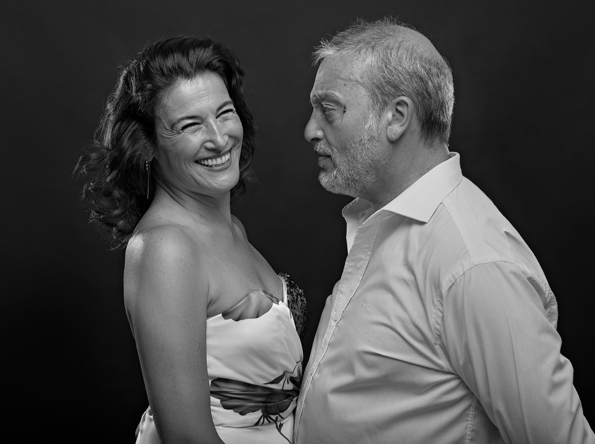 Fotografía de los artistas Karina Levine y Luis Reales realizada por el fotógrafo Sebastián Vecchi en Mar del Plata