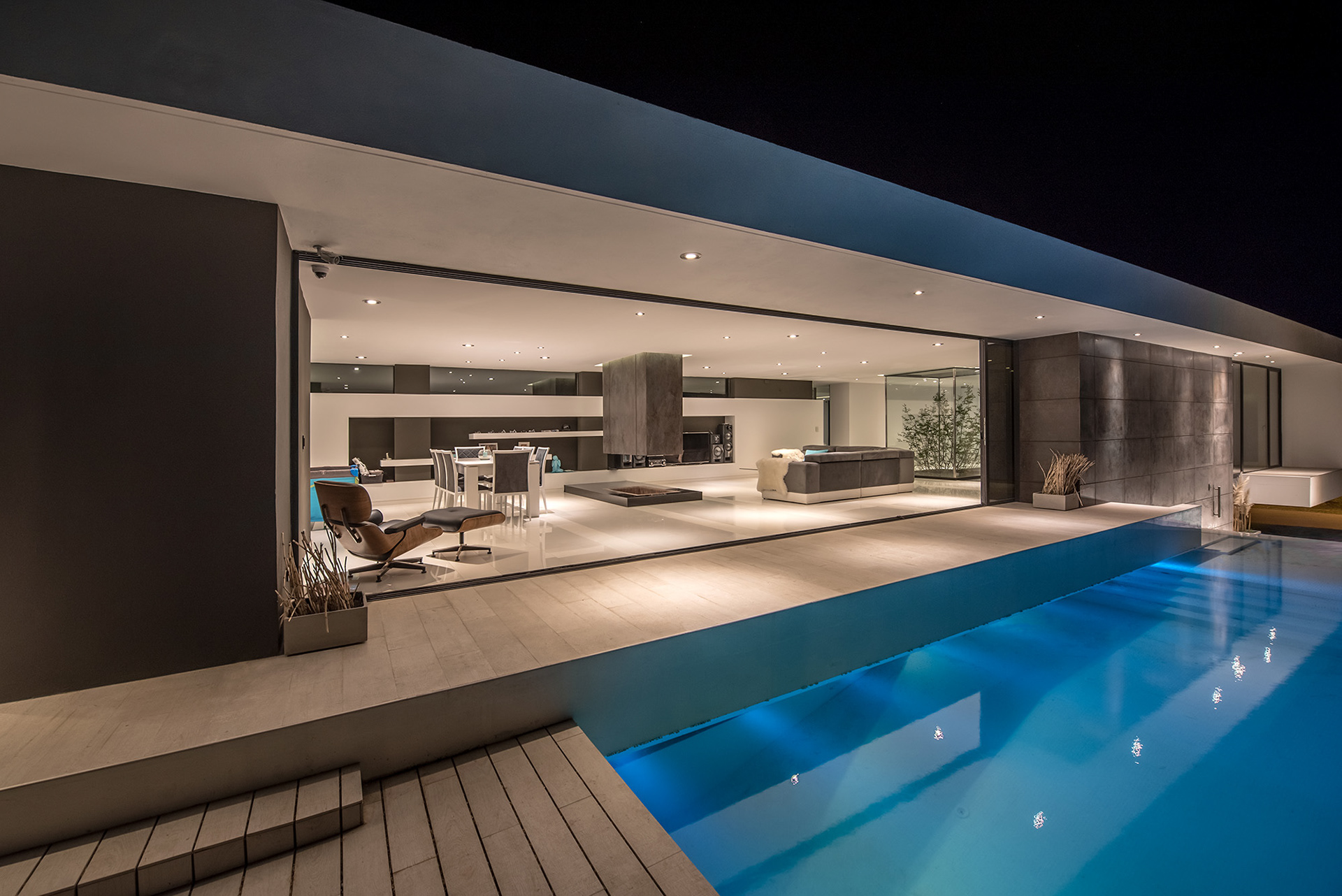 Fotografías de la casa LP53 realizadas en el barrió Rumencó de la ciudad de Mar del Plata por el fotógrafo Sebastián Vecchi para LH Linehouse diseñada por el arquitecto Julian Lamarre