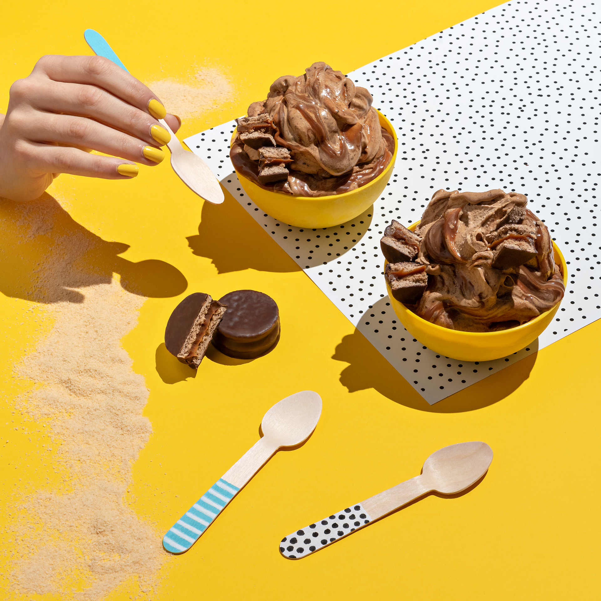 Cremas heladas Lucciano's sabor Alfajores Havanna, fotografía gastronómica publicitaria para redes sociales con estilo pop, fotos realizadas por Sebastián Vecchi, food styling realizado por Mariana Maru Vetere en la ciudad de Mar del Plata