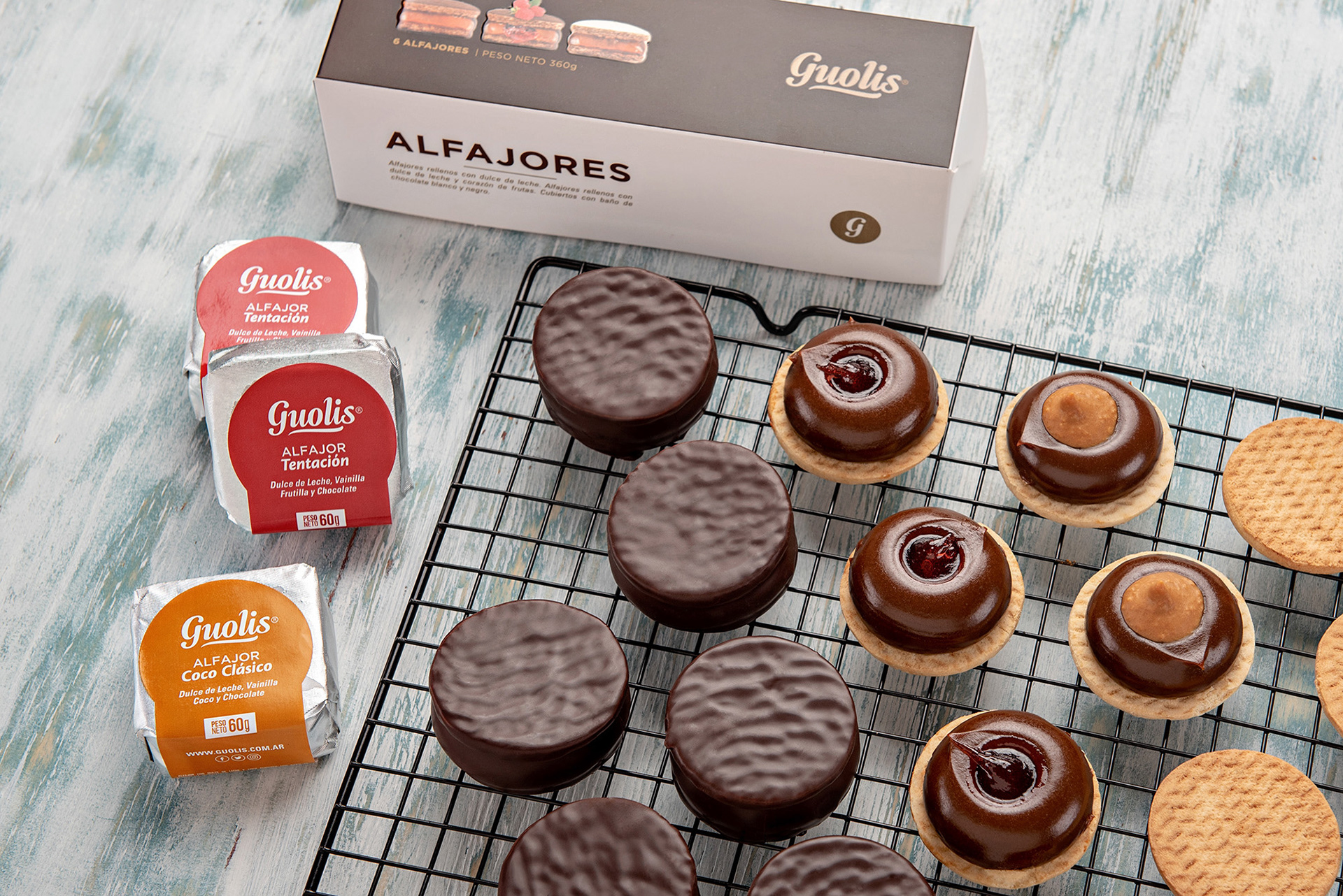 Fotografía del proceso de producción de los alfajores Guolis de la ciudad de Balcarce, trabajo realizado por el fotógrafo Sebastián Vecchi en Mar del Plata junto a Mariana Maru Vetere en el Food Styling