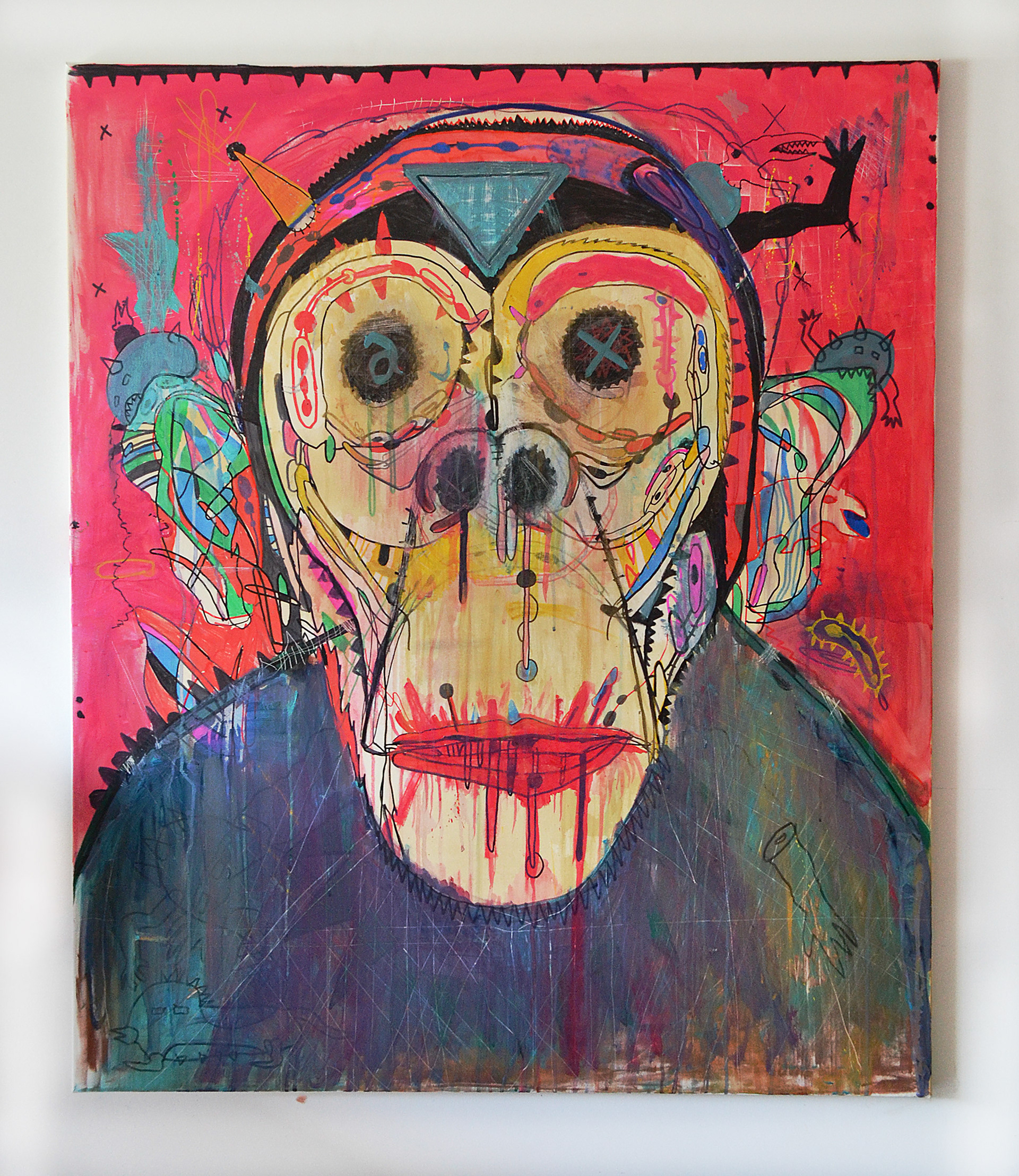 Axtor - Pintura expresionista de un pobre chimpancé con ojos grandes, trazos gestuales y colores intensos sobre un fondo rosa y rojo