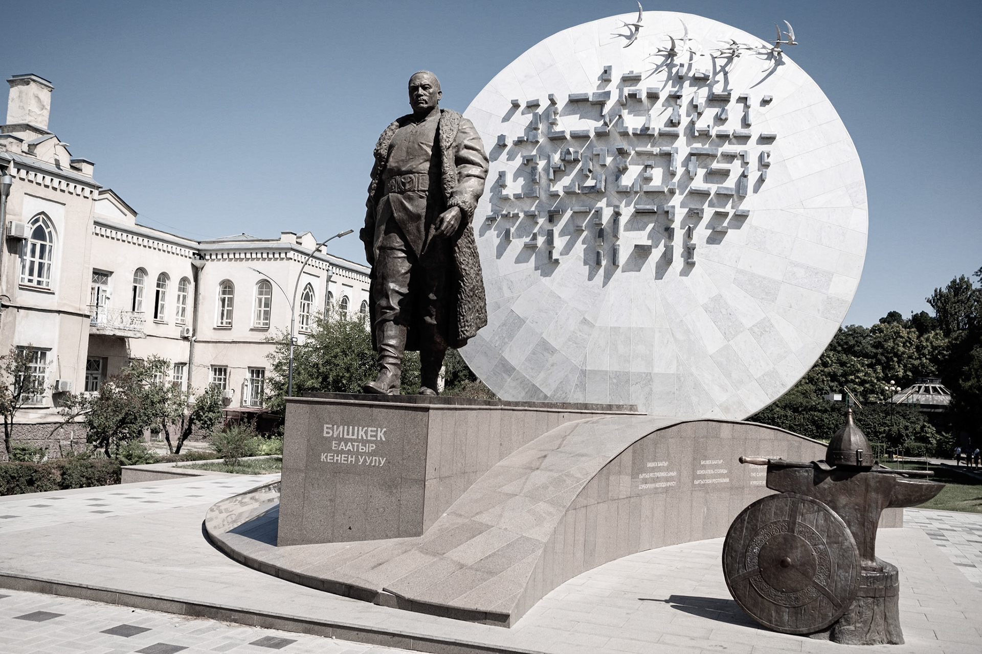 The charm of Soviet architecture is complemented by huge SUVs. The car as the successor of the horse.