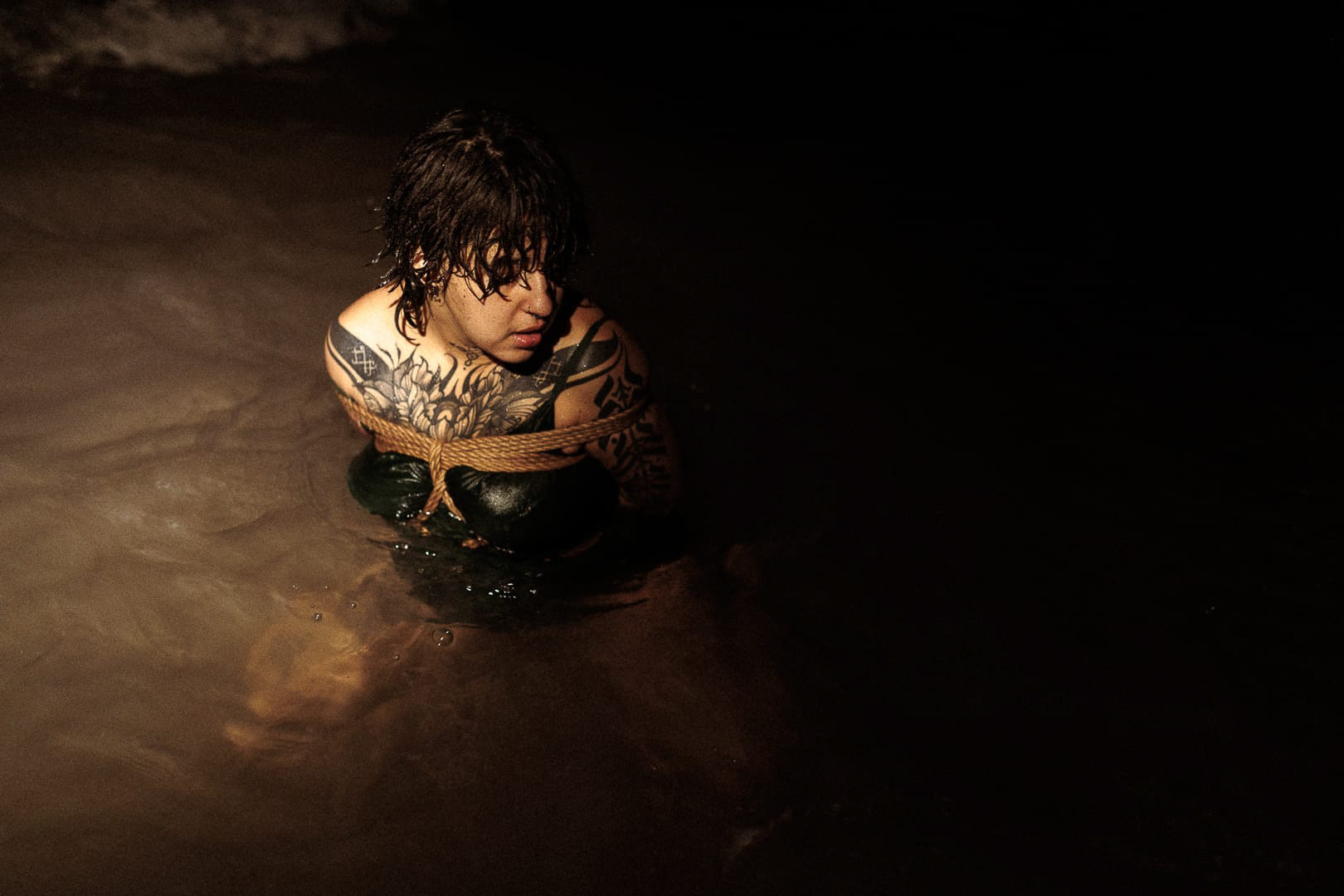 Ropes by Galaad Shibari, picture by Charly Meunier. Eloa and Amachouille as assistants