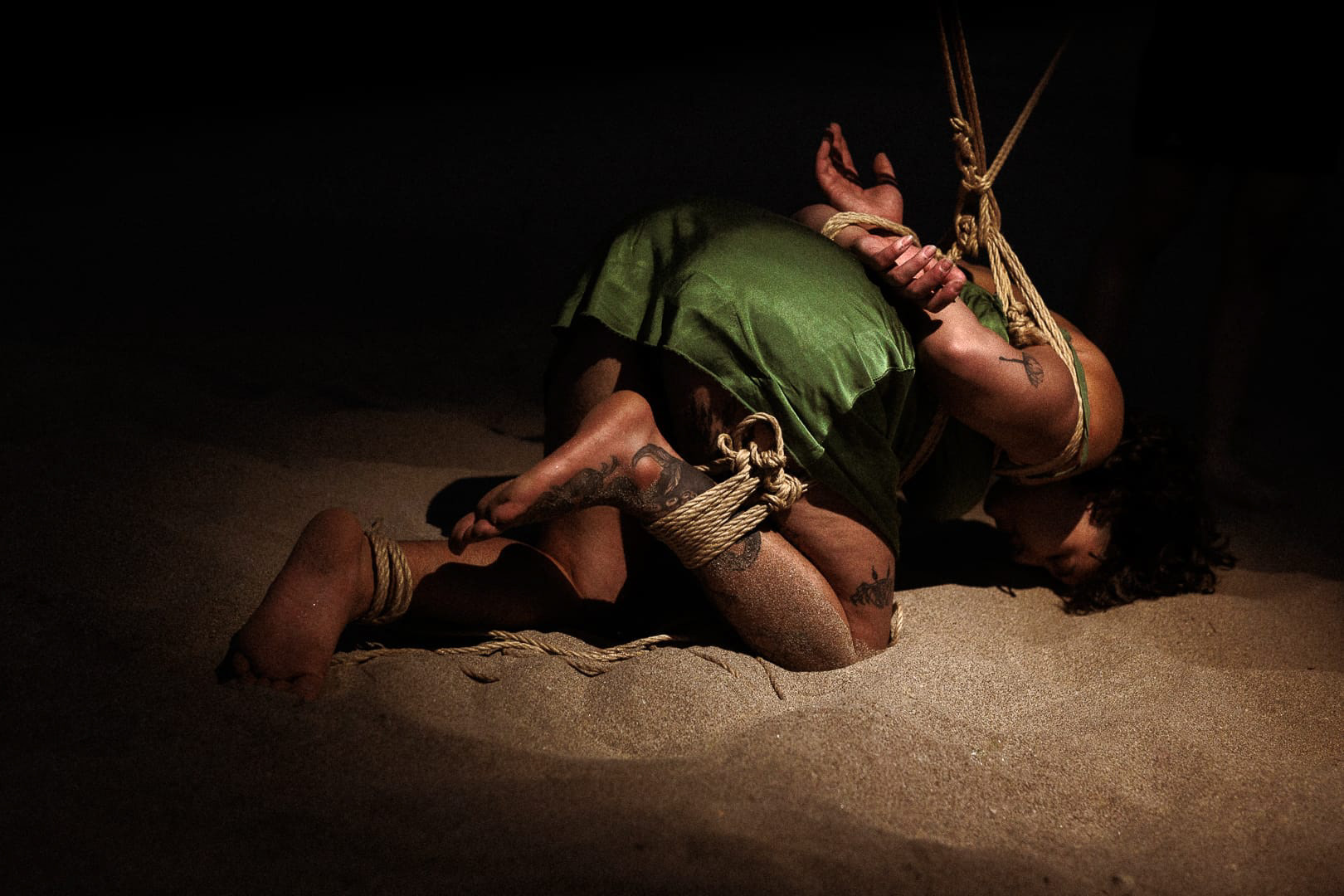 Ropes by Galaad Shibari, picture by Charly Meunier. Eloa and Amachouille as assistants