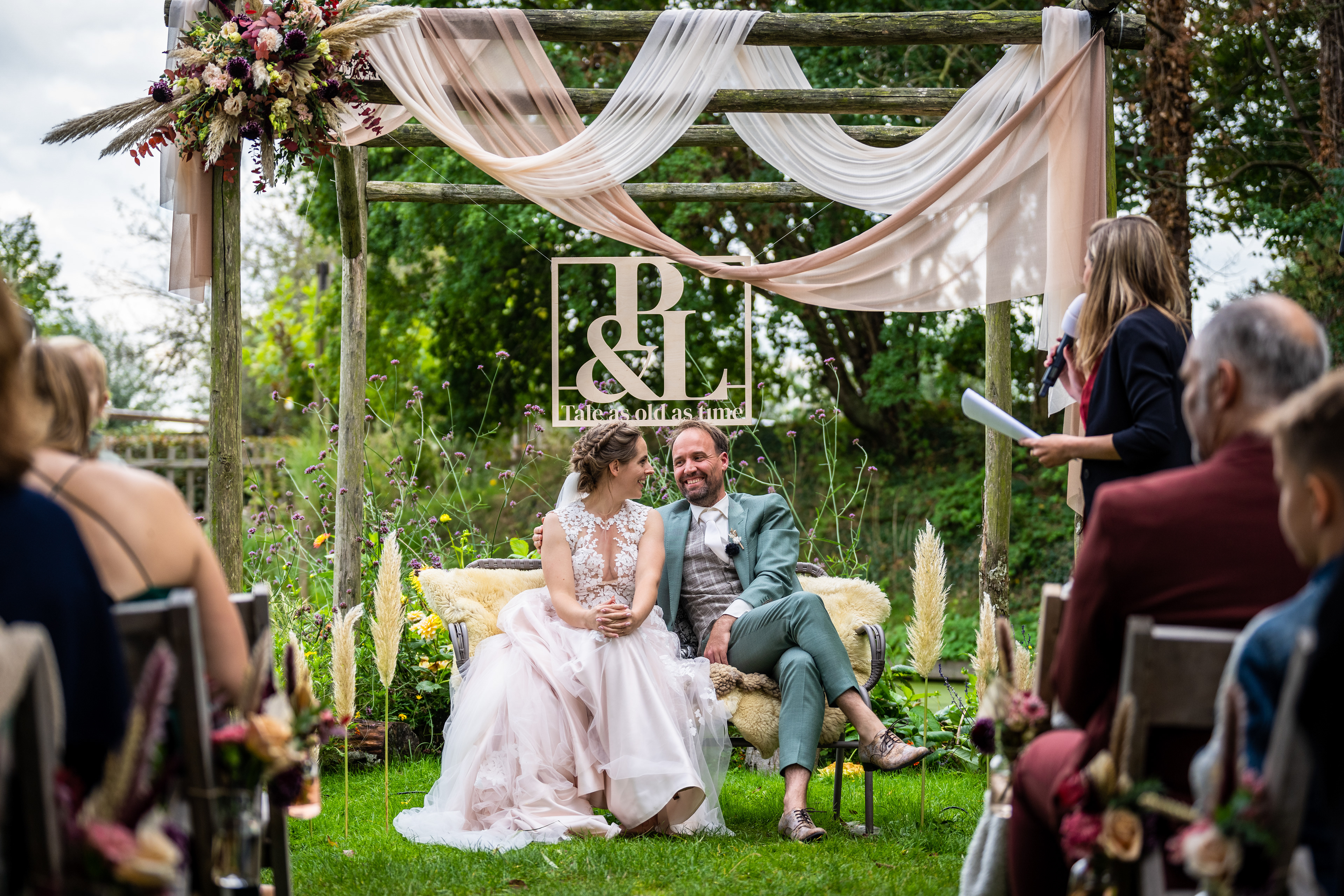 Houten backdrop | Fotografie: Patrick Van Beek | Bloemen: Blooming Moments | Ceremoniespreekster: Annemarie Brüning