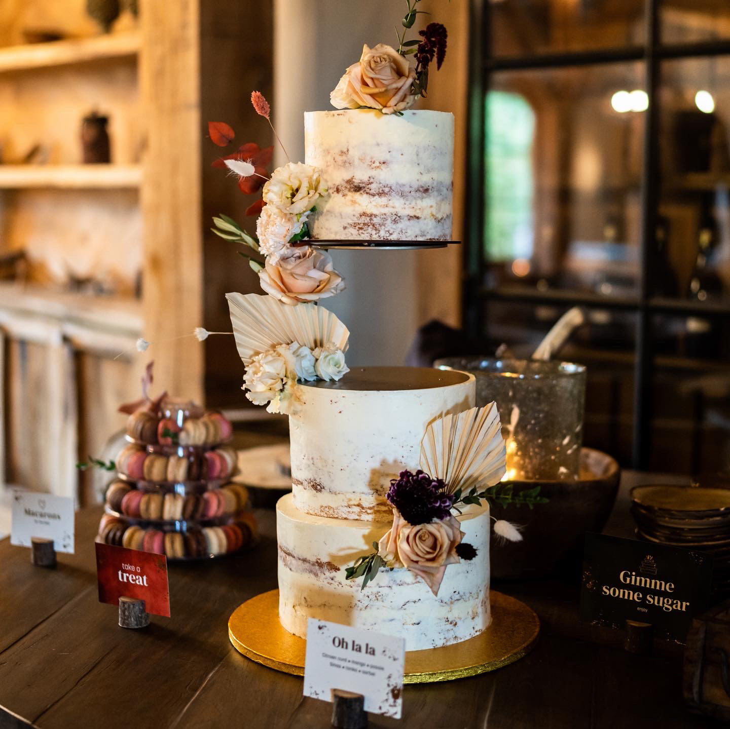 Kaartjes voor bij de taart | Fotografie: Patrick Van Beek | Bloemen: Blooming Moments | Bruidstaart: ZZ Sweet Studio