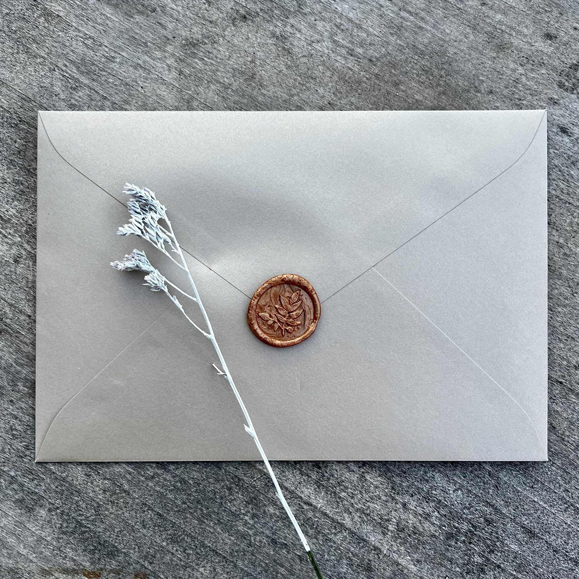 Enveloppe met wax stempel en droogbloem