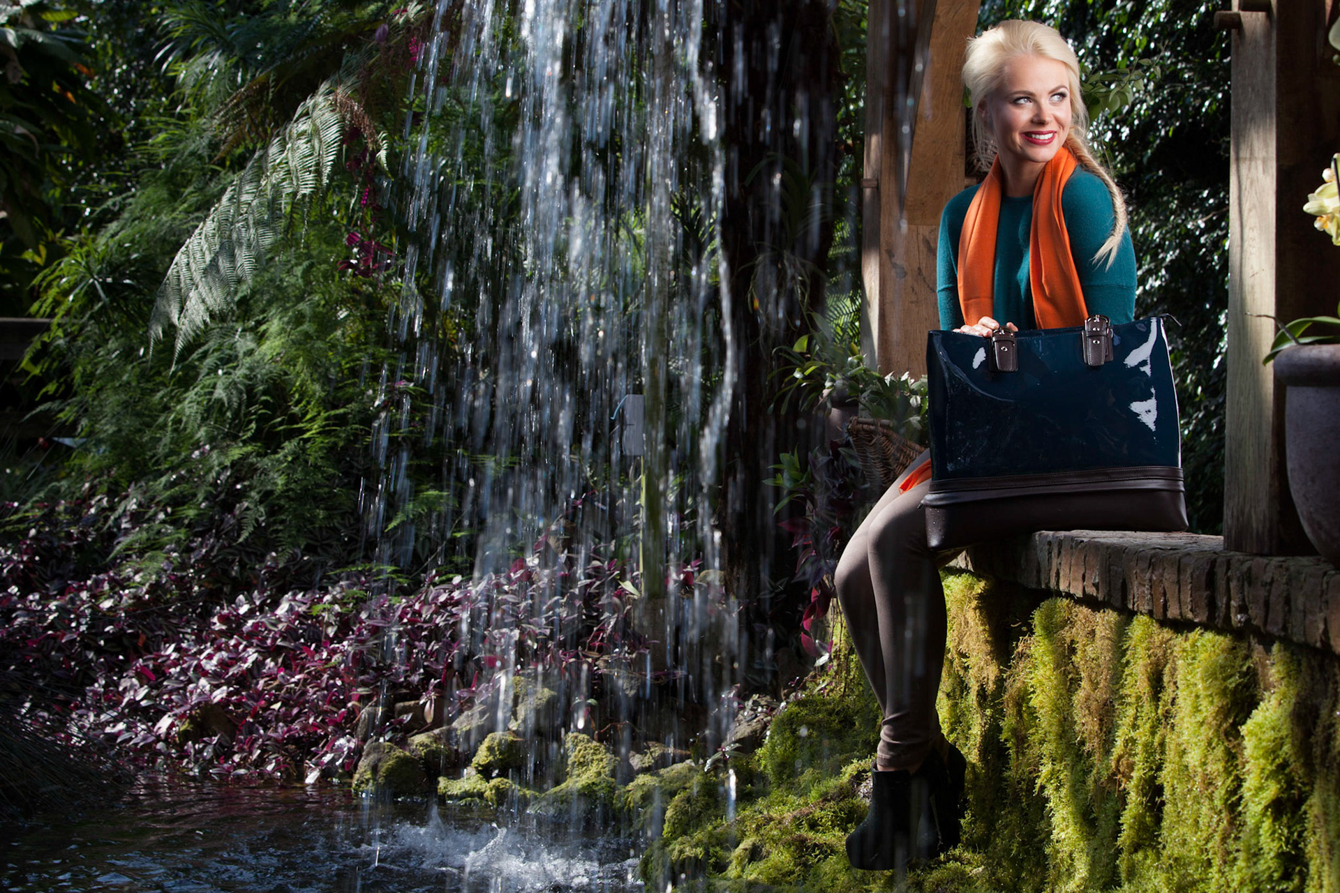 Model Jaimy Versluis - Boeve poseert met de tassen van Isla Rule Londen