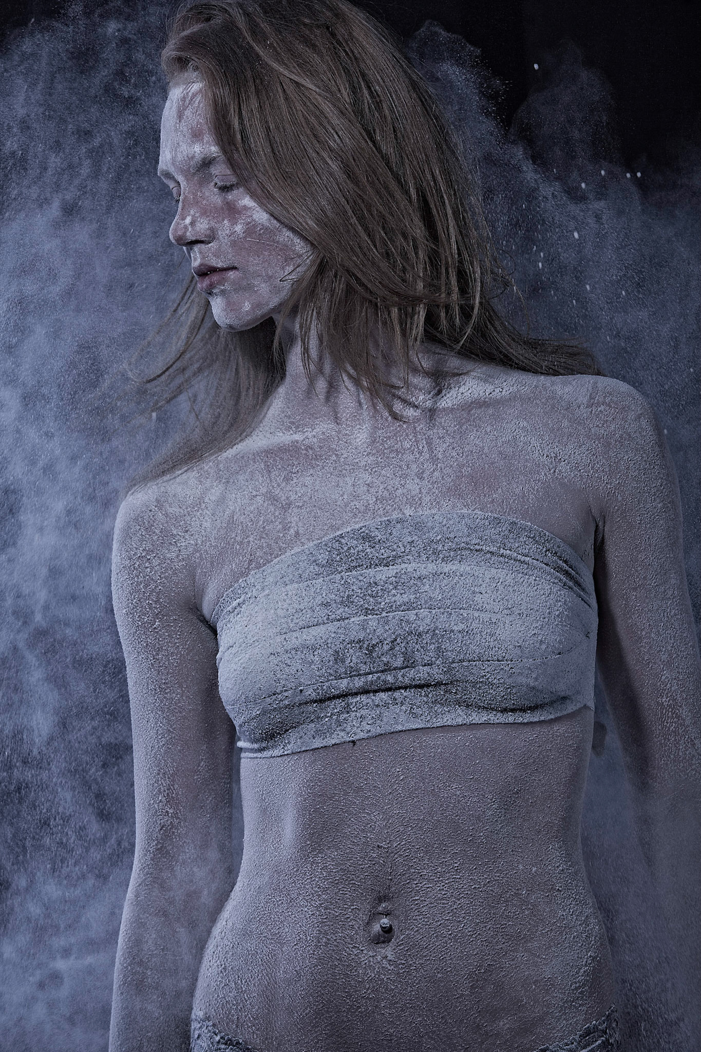 Meelfotografie - Wit poeder - Meel - Model Daisy Beernink