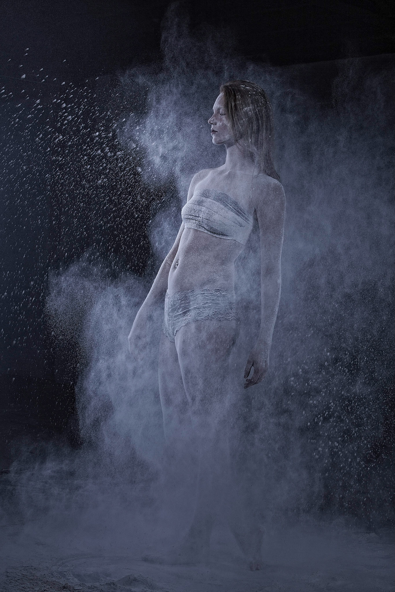 Meelfotografie - Wit poeder - Meel - Model Daisy Beernink