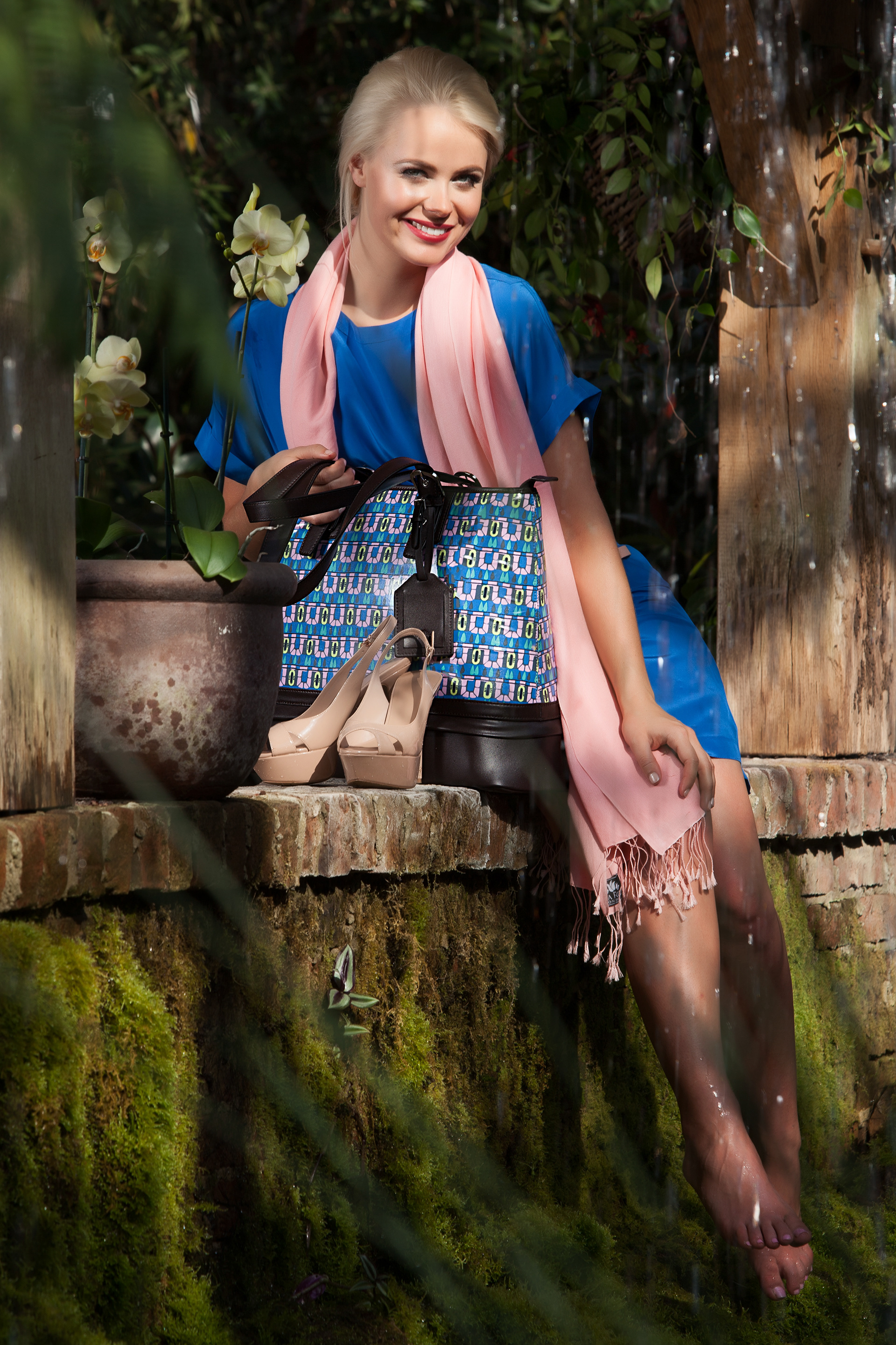 Model Jaimy Versluis - Boeve poseert met de tassen van Isla Rule Londen