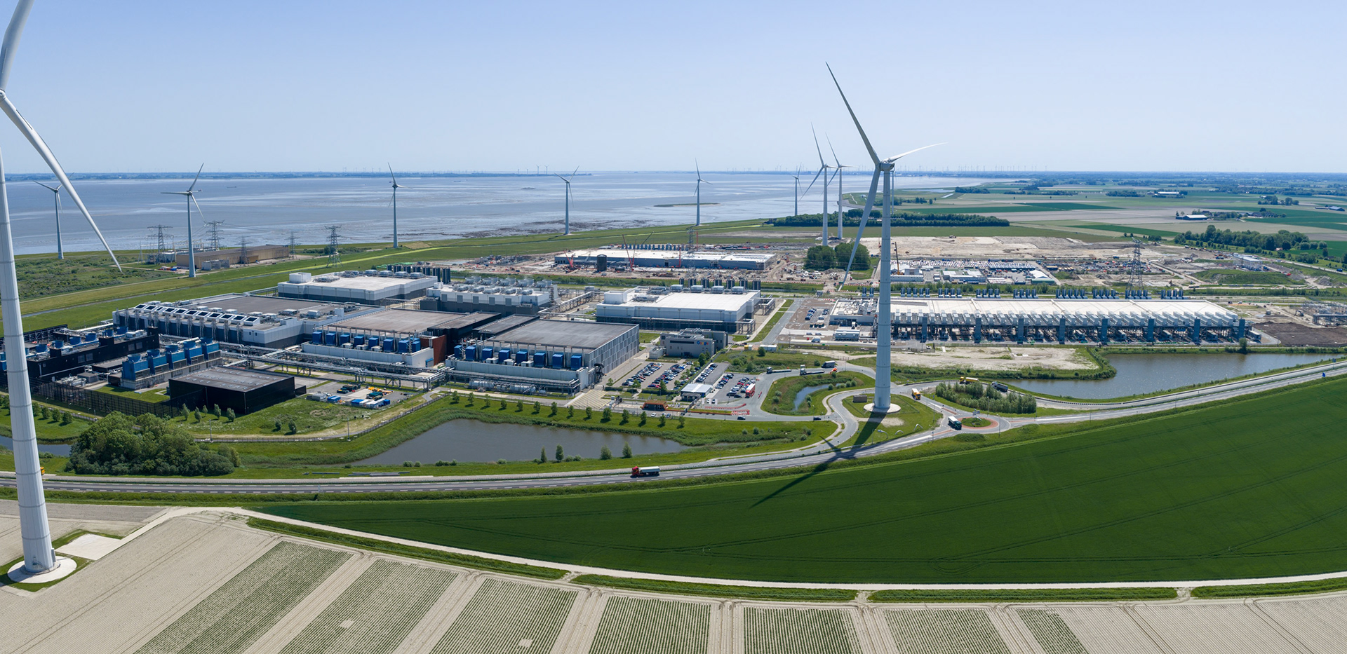 Luchtfoto van Google-datacenter Eemshaven Groningen met de nieuwe uitbreiding
