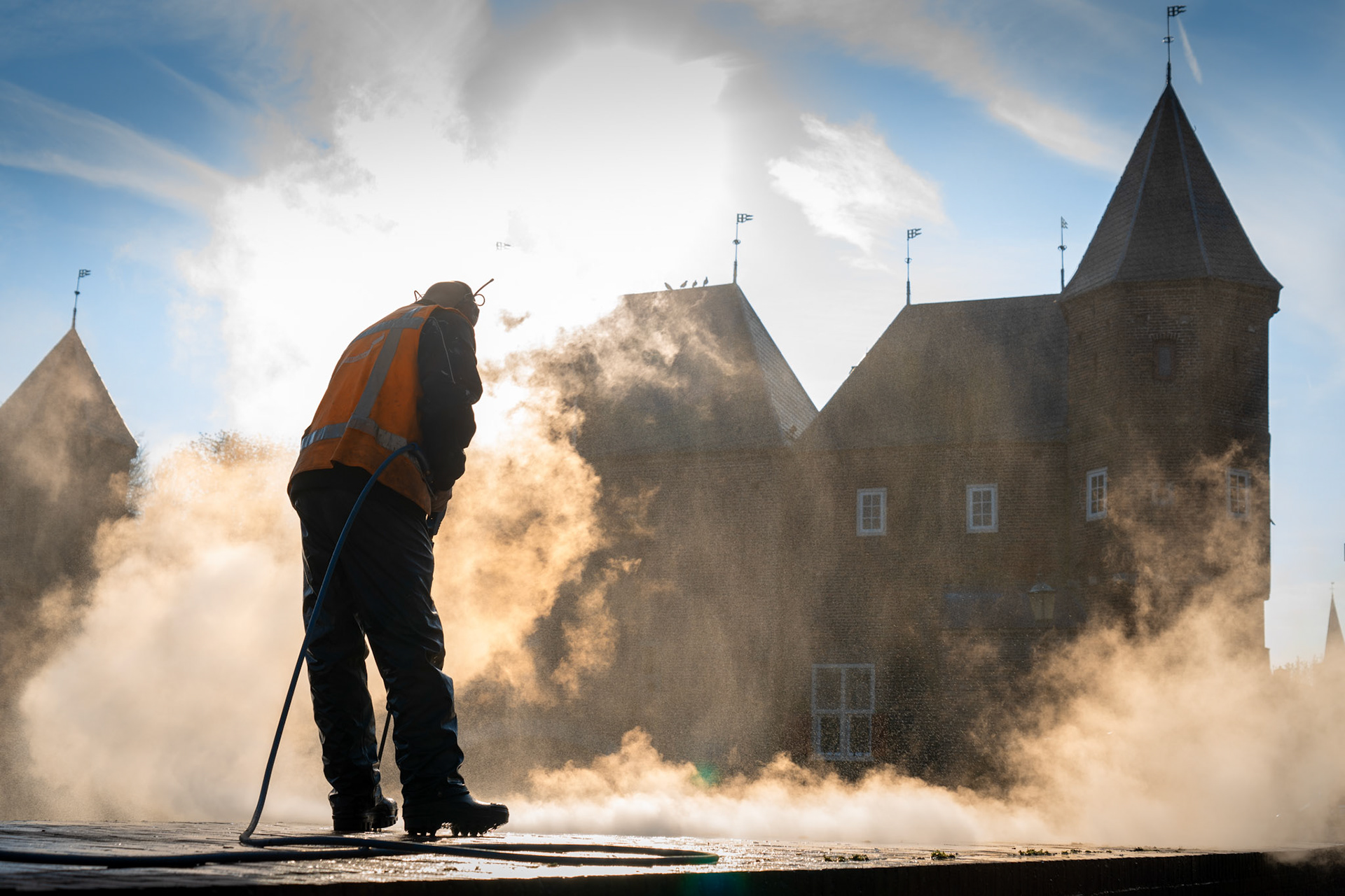 Cleaning the quay at the Koppelpoort in Amersfoort