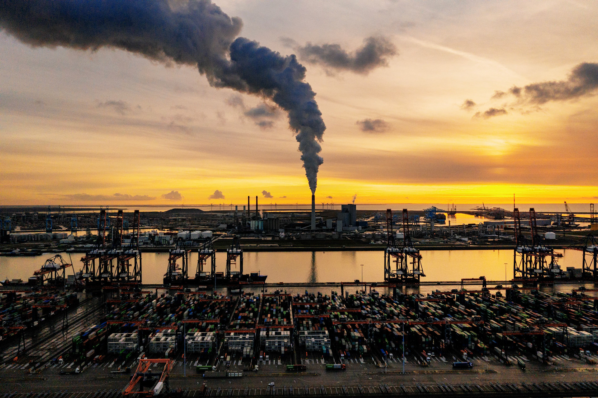 De ‘Maasvlakte Power Plant 3’ (MPP3) is een gloednieuwe kolencentrale (‘de schoonste ter wereld’) draait al sinds 2016 en is voorbereid op de afvang, opslag en levering van CO2.