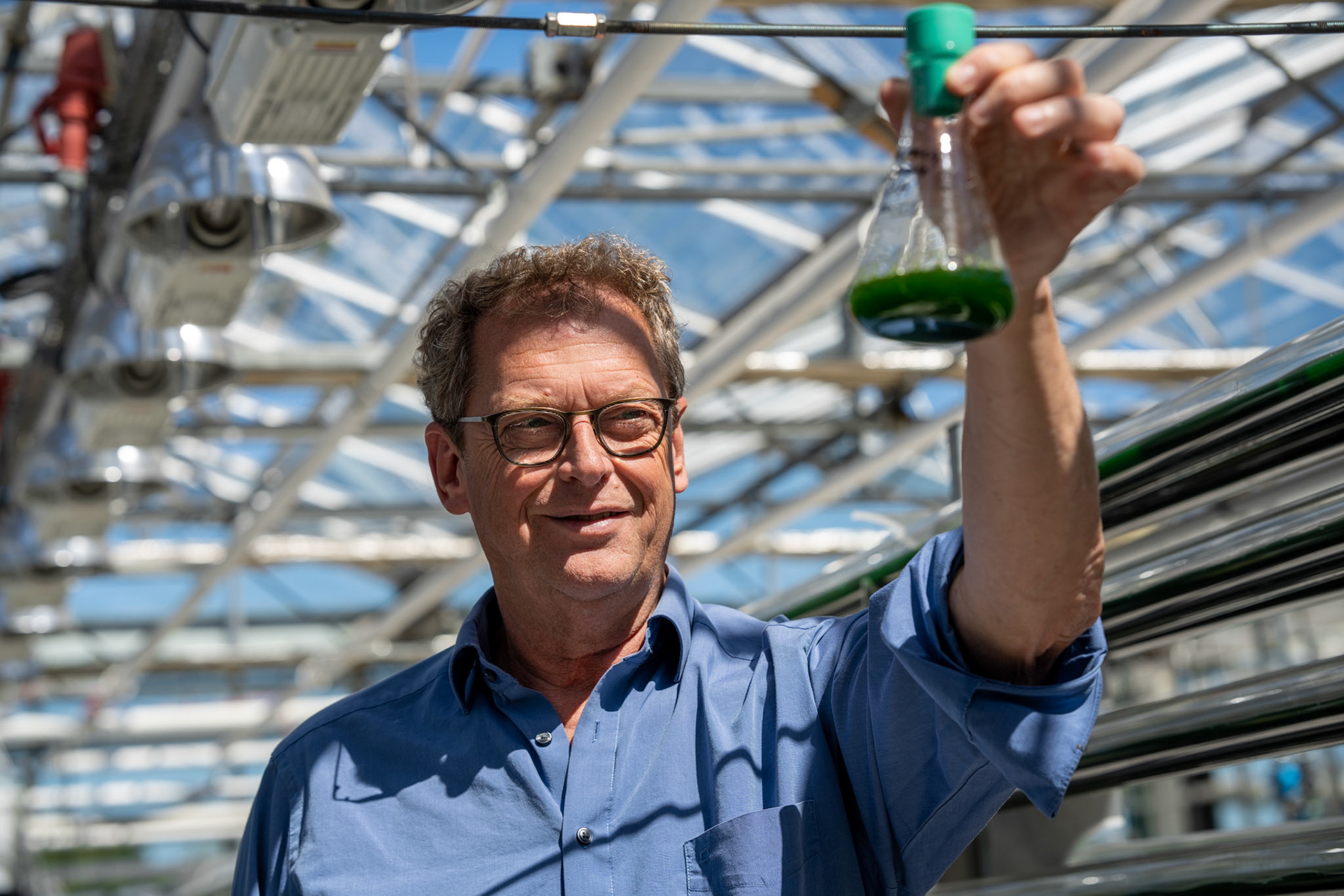 Algen kunnen een nieuwe vorm van voedsel zijn, bijvoorbeeld door er eiwitten uit te onttrekken. Daarnaast kan de biomassa van algen kan worden omgezet in biobrandstof of als vervanging van palmolie. Ze kunnen gekweekt worden met zout water. Prof.dr.ir. RH (Rene) Wijffels leidt het Algae Production And Research Center (AlgaePARC) op de Wageningen University. Copyright Robbert Frank Hagens / HH